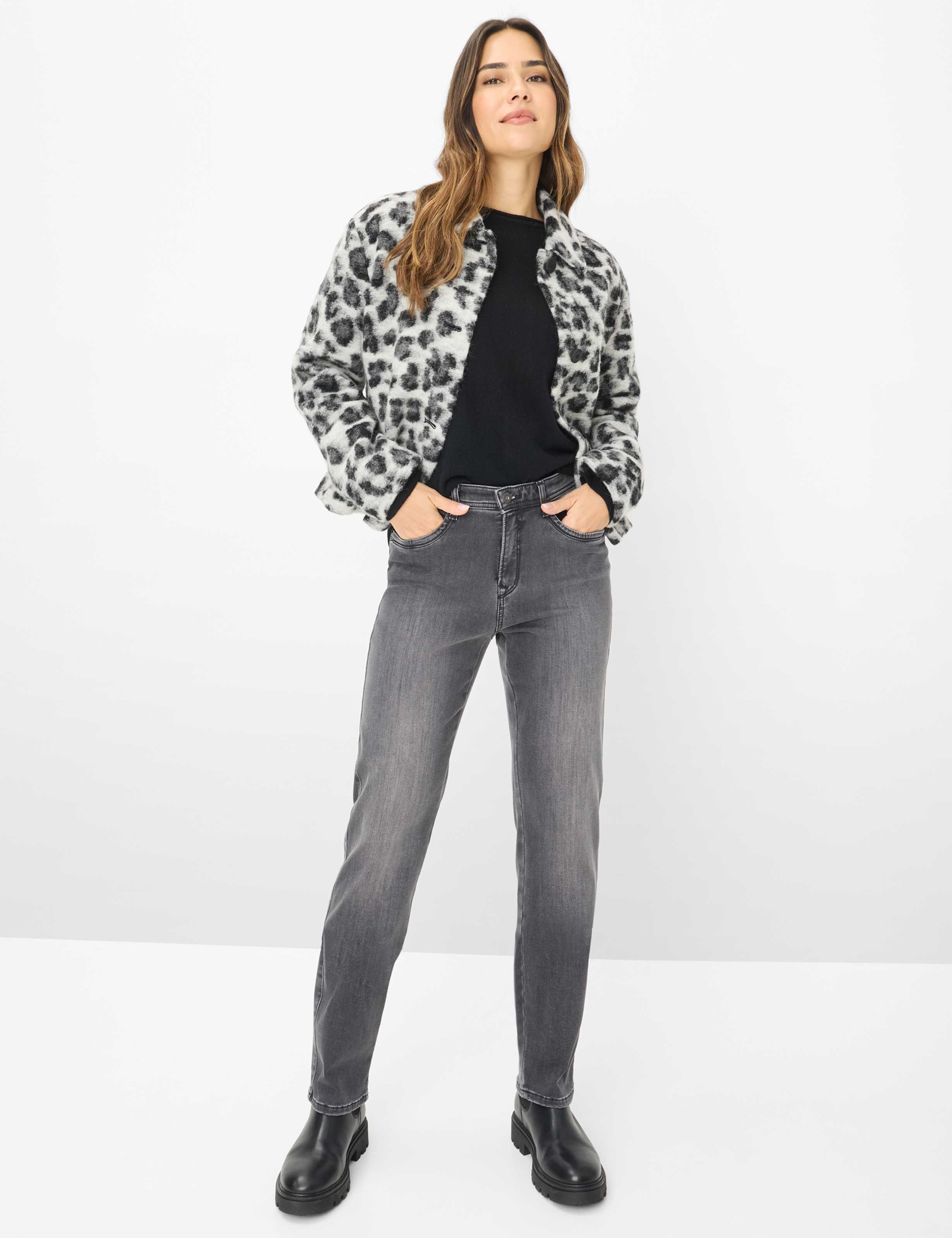 Femme Style CAROLA Denim Gris Foncé Feminine Fit Tenue du mannequin