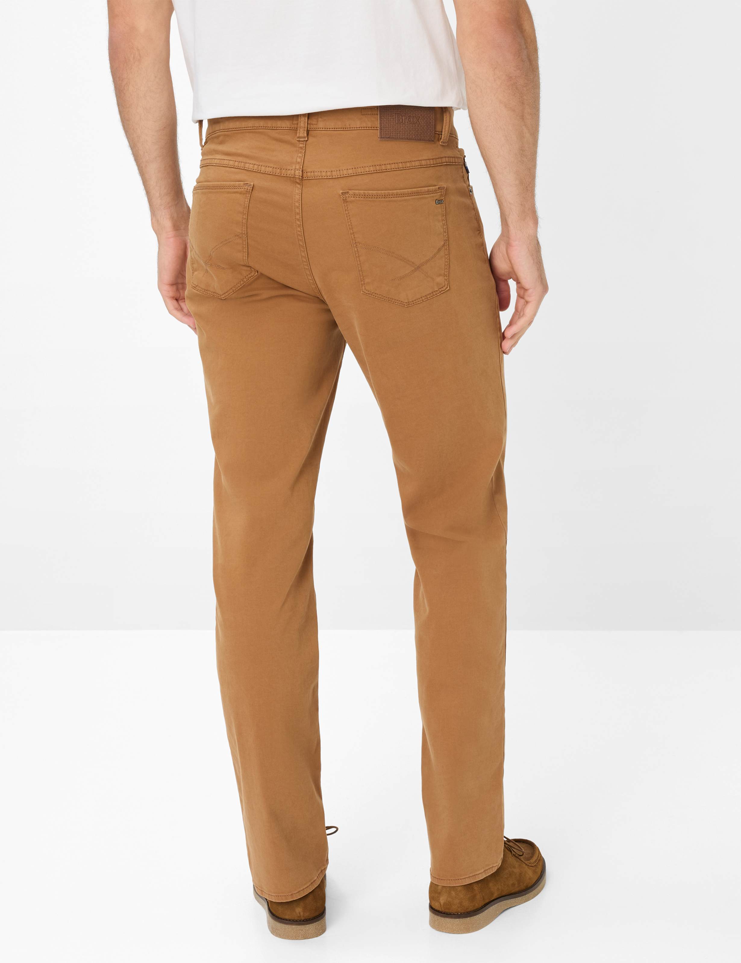 Herren Style COOPER Dunkelbraun Regular Fit Model Rueck