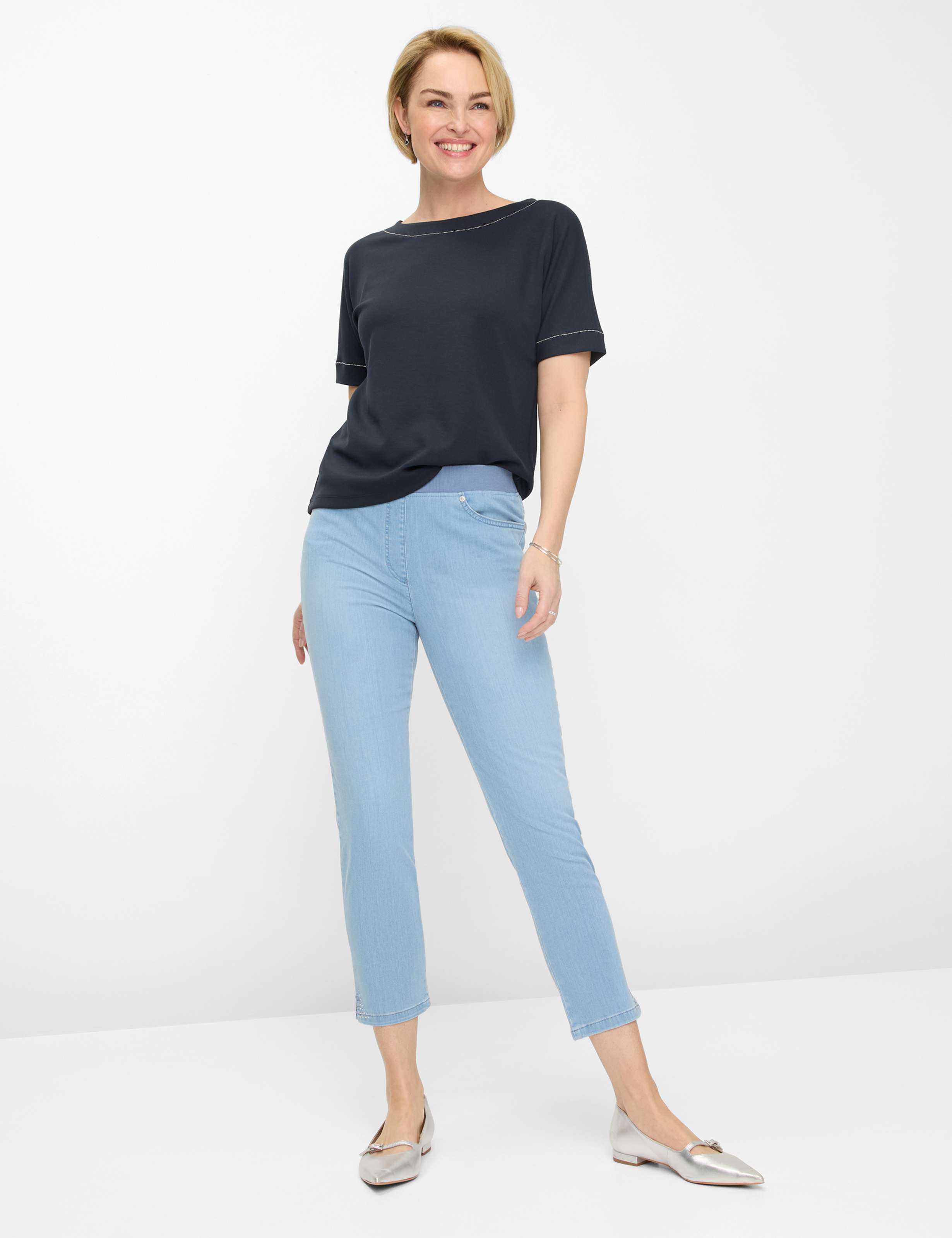 Damen Style PAMINA 6/8 Denim Hellblau Slim Fit Model Outfit