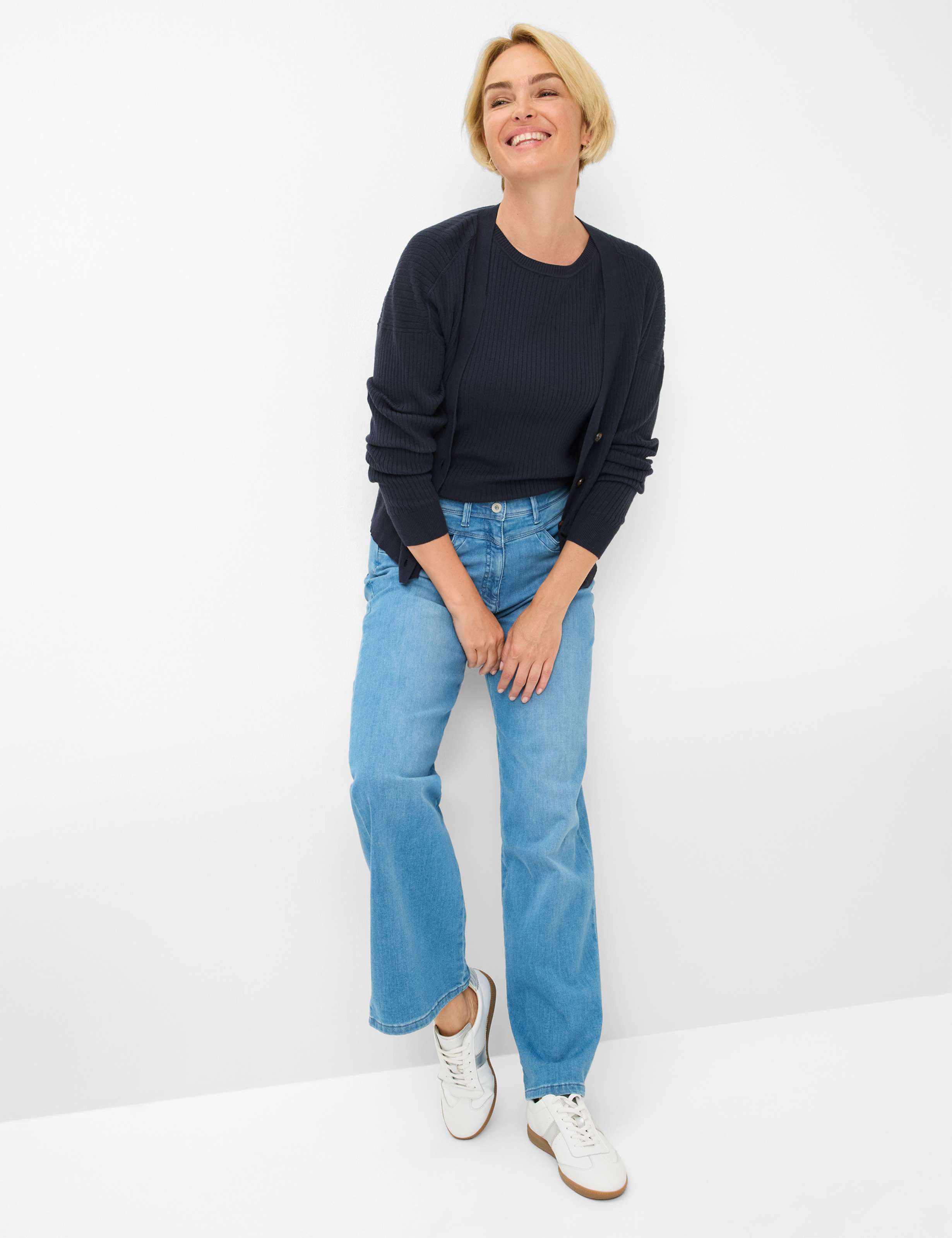 Damen Style LAURA FLARED Denim Hellblau Super Slim Fit Model Outfit