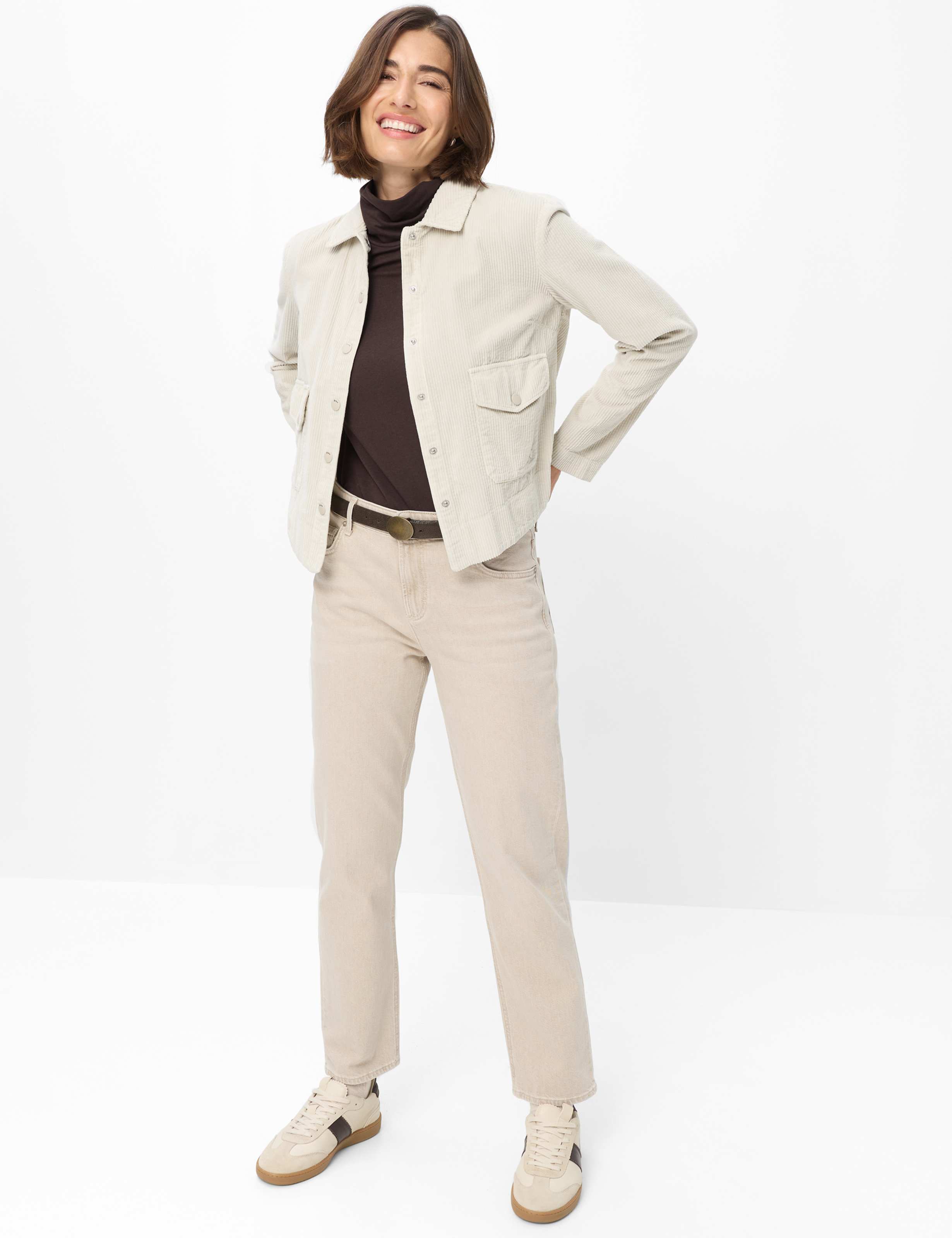 Women Style VEGA Off-white  Model Outfit