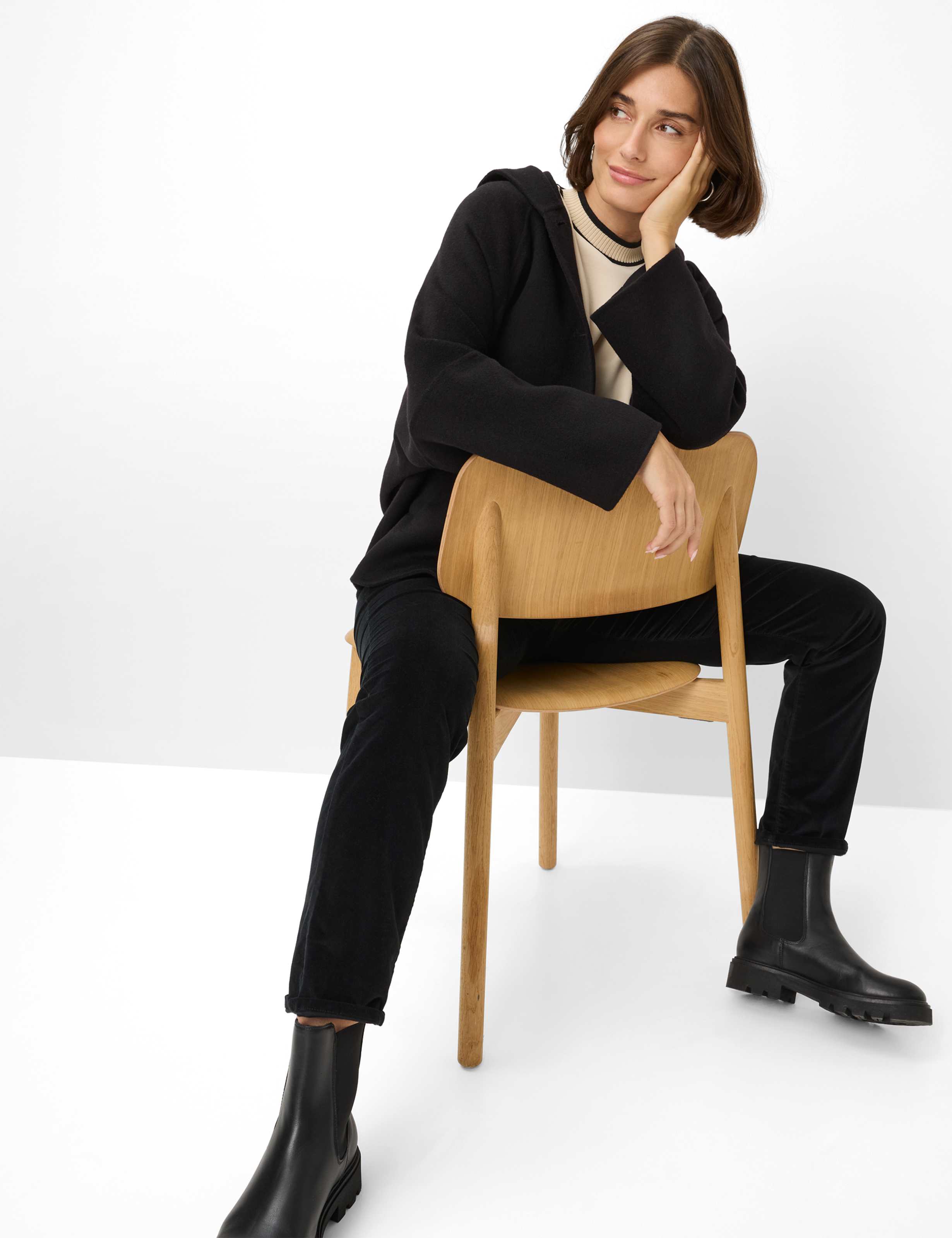 Dame Style CAROLA Sort Feminine Fit Detalje 1