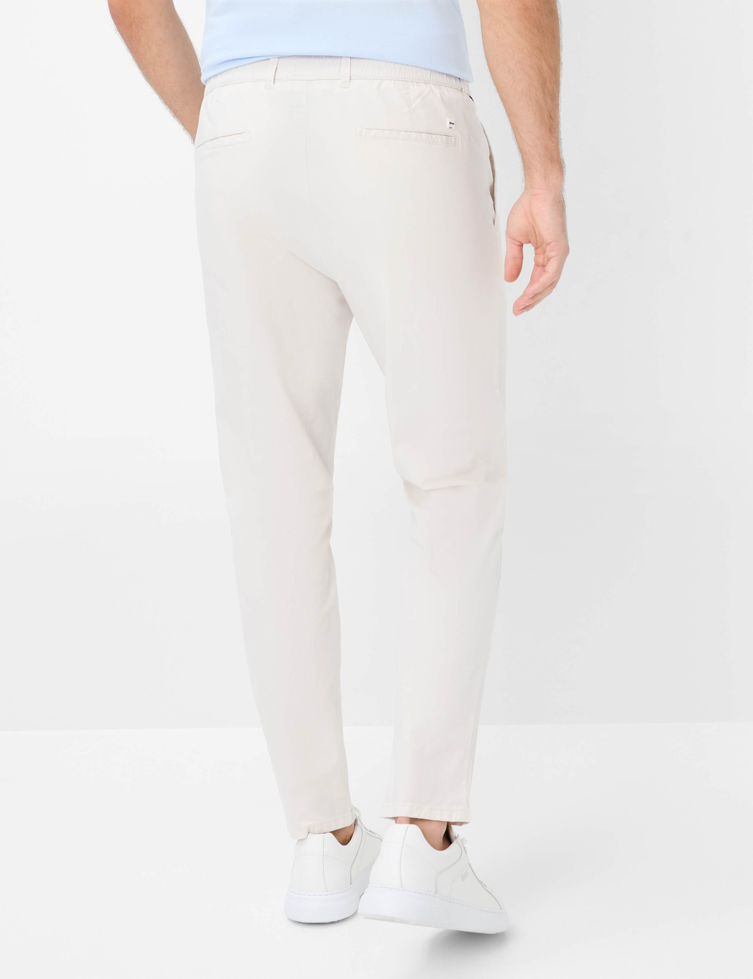 Heren Style TINO Lichtbeige Relaxed Fit Model achterkant