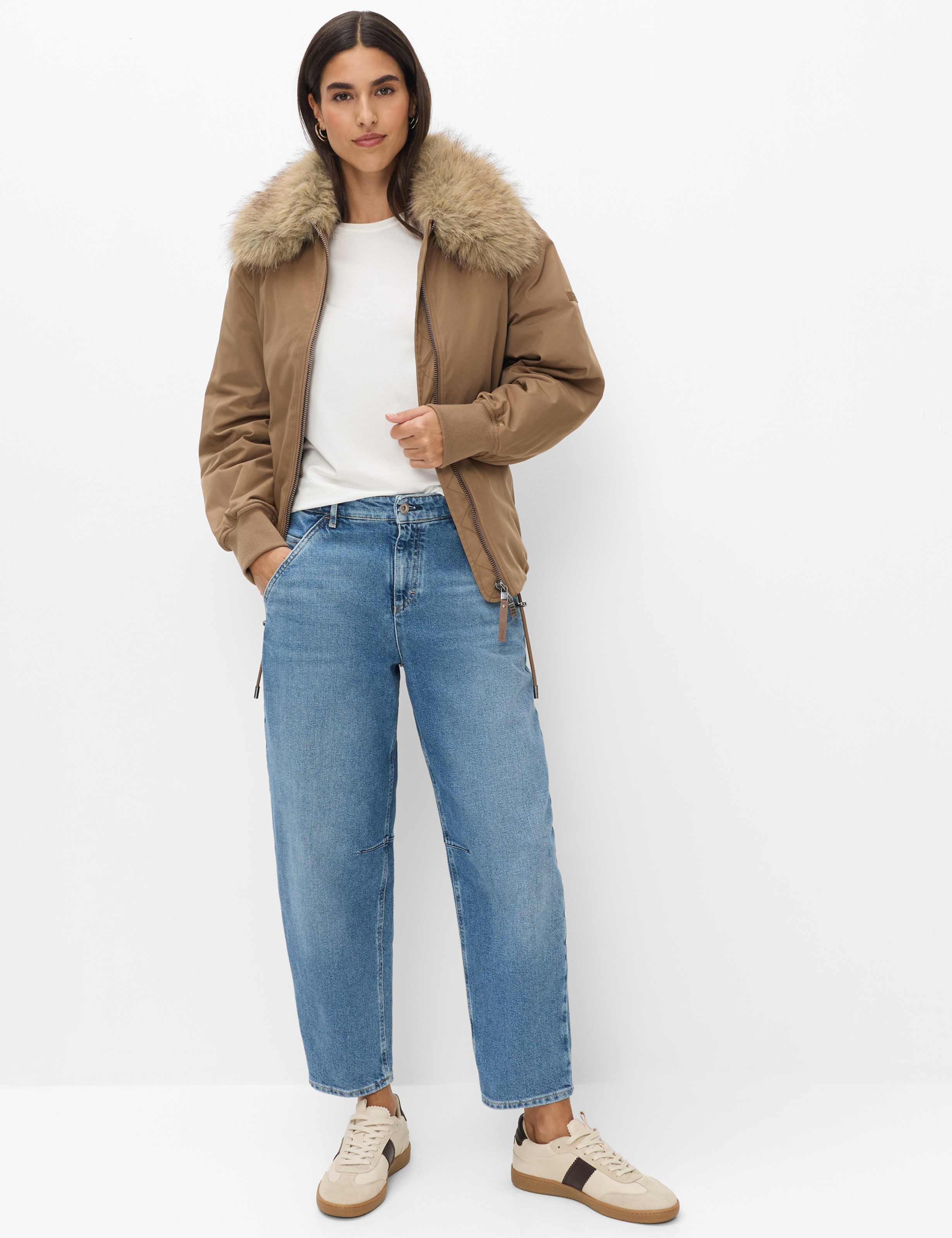 Damen Style MEGAN S Denim Hellblau Barrel Fit Model Outfit