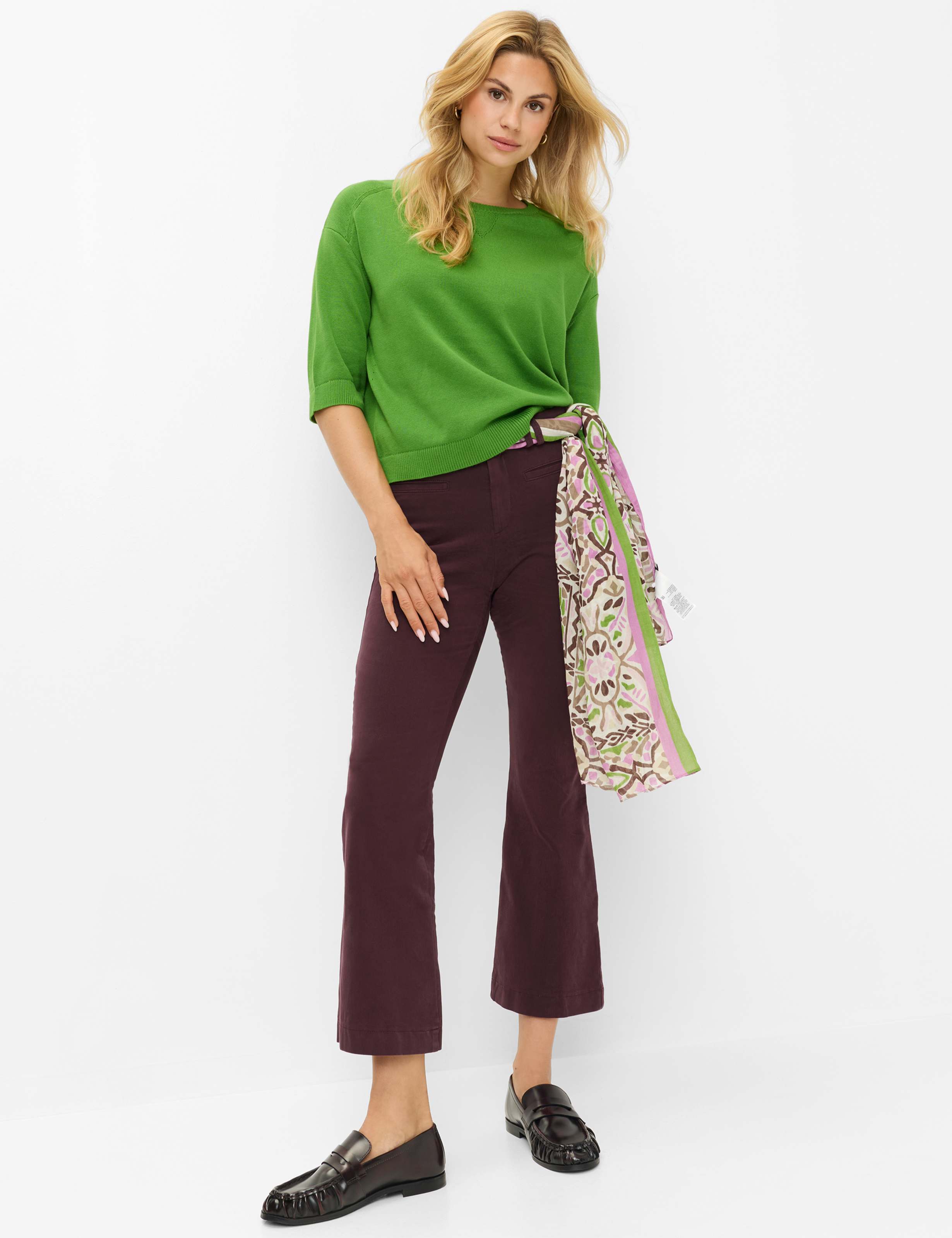 Damen Style SHAKIRA S Dunkles Lila Slim Fit Model Outfit