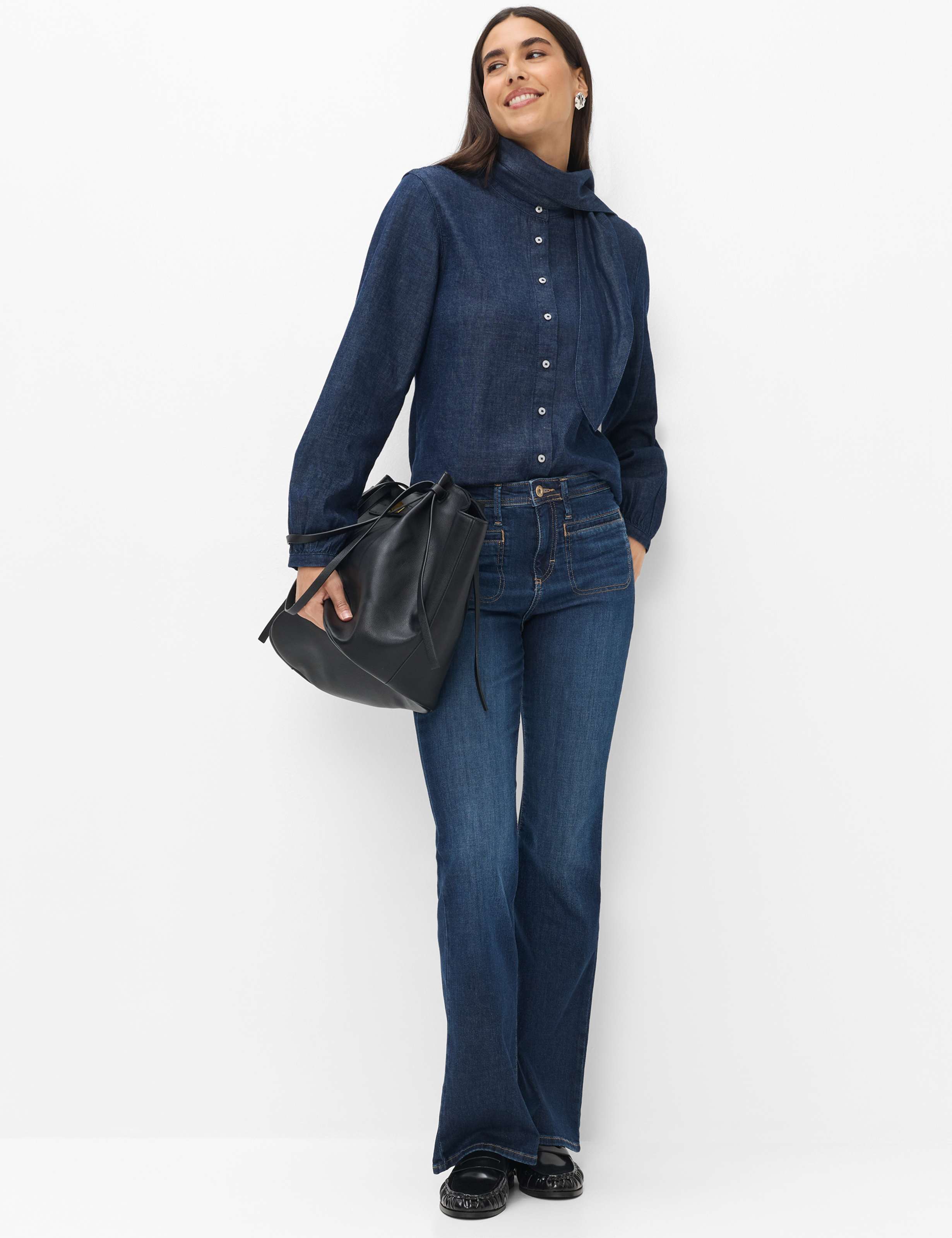 Femme Style SHAKIRA Denim Bleu Regular Slim Fit Tenue du mannequin