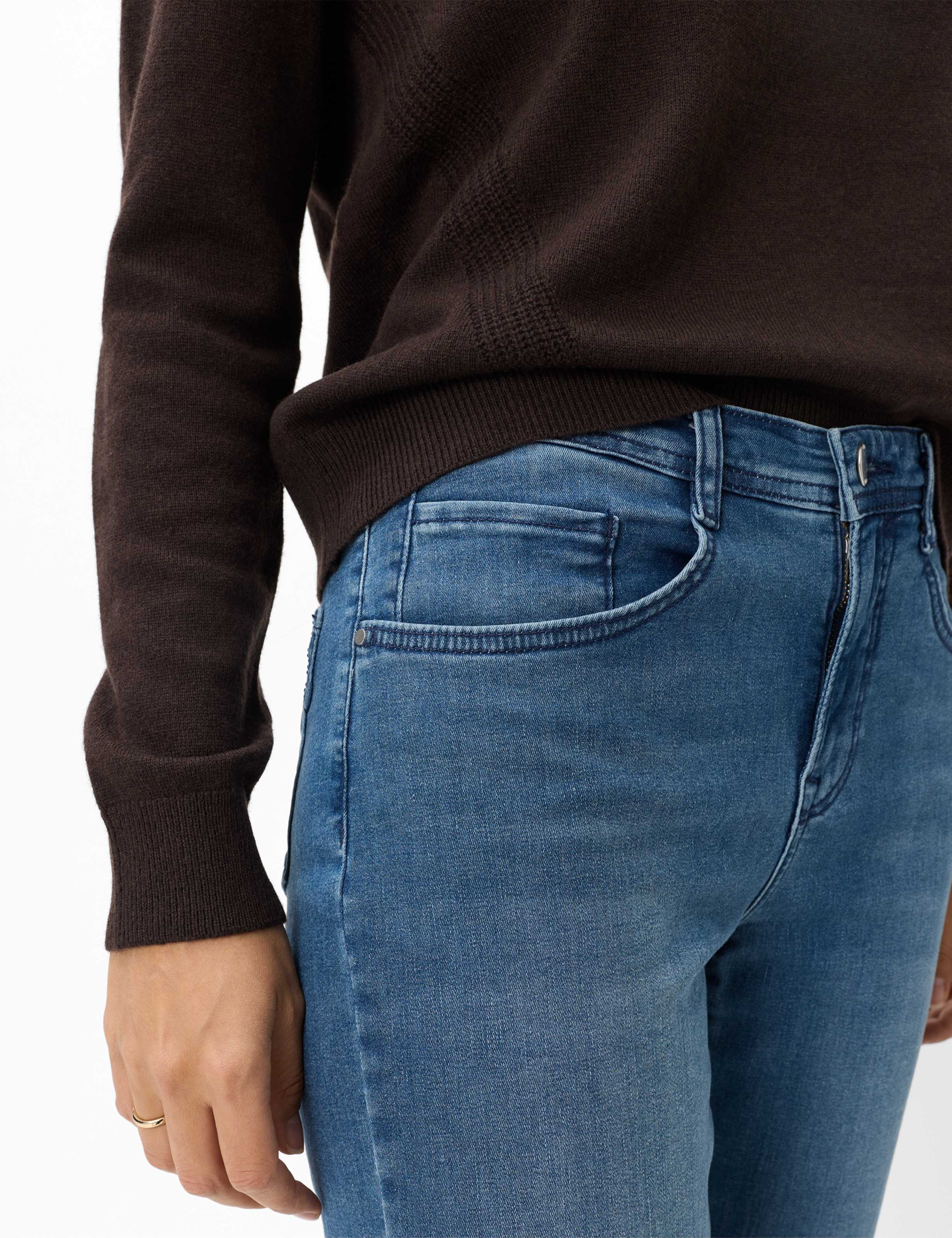Femme Style CAROLA Denim Bleu Feminine Fit Détail 2