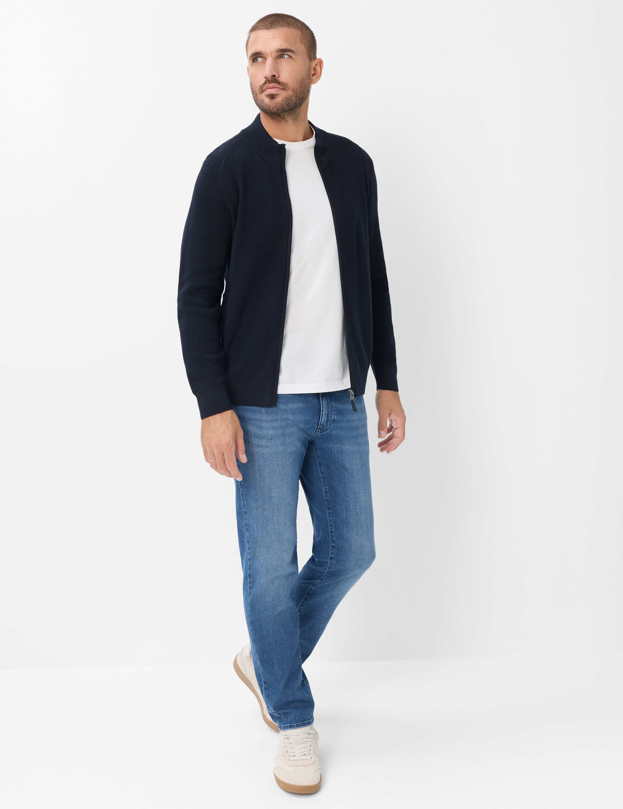 Homme Style JOHN Bleu Foncé  Tenue du mannequin