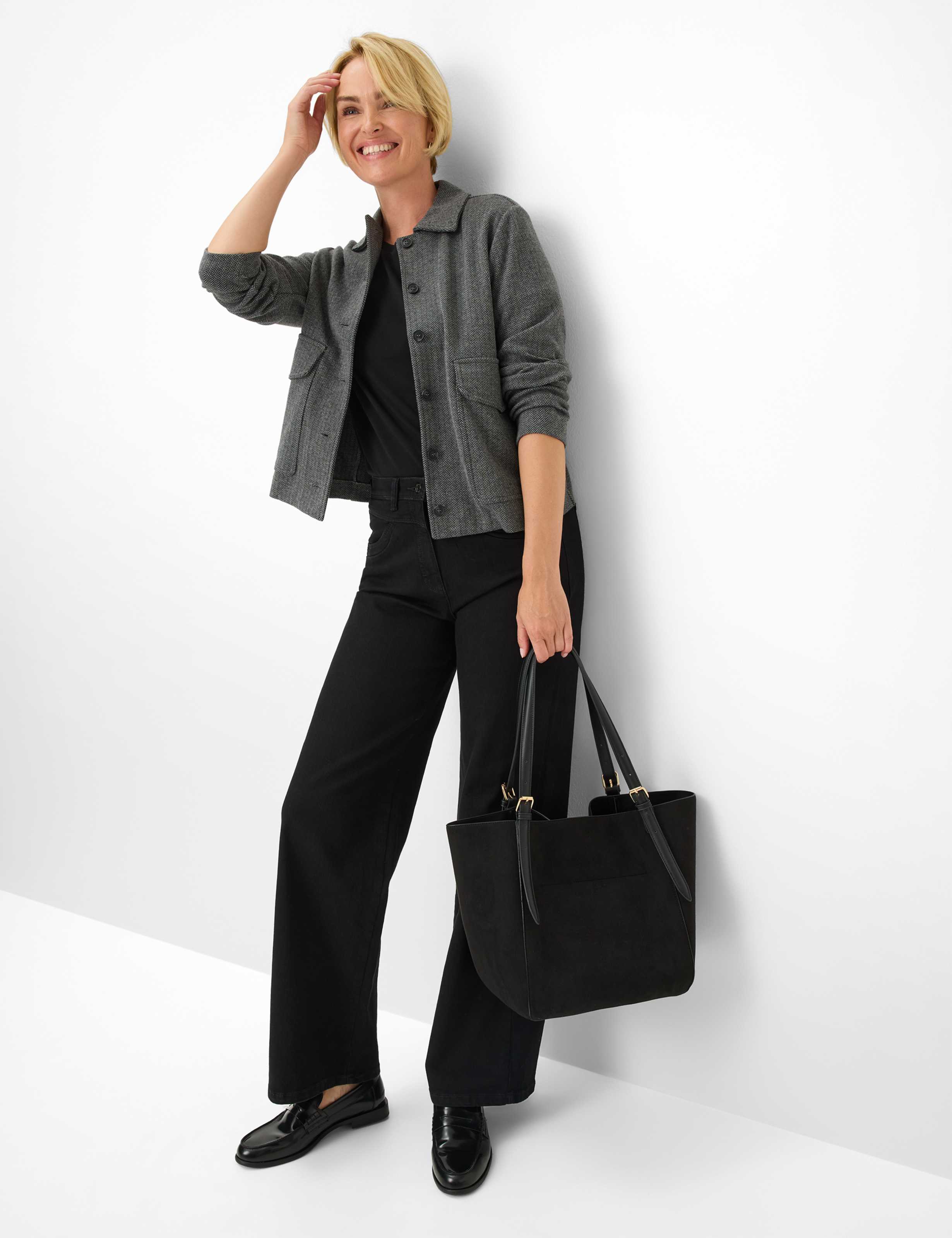 Femme Style LAURA FLARED Denim Noir Super Slim Fit Tenue du mannequin