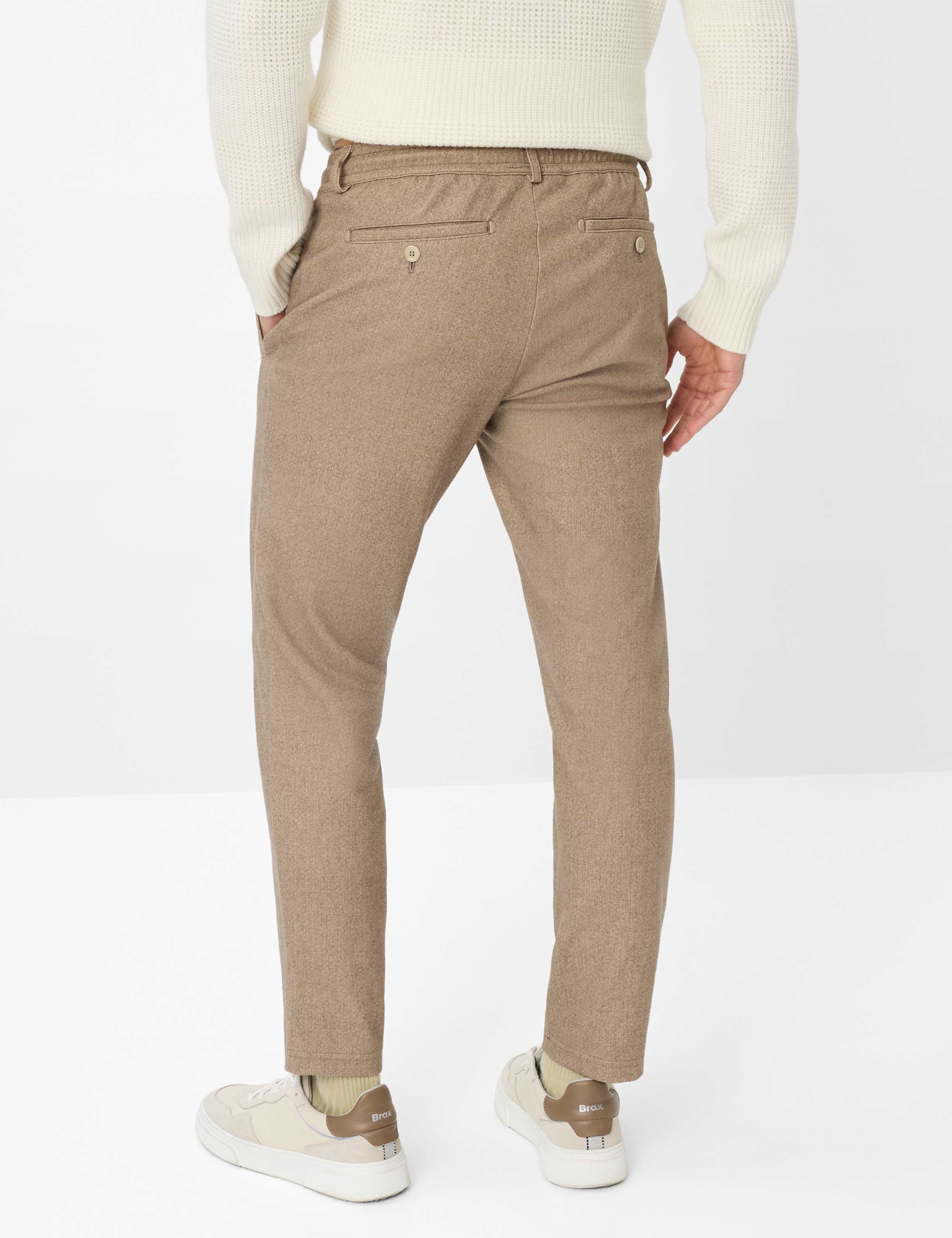 Herren Style PHIL Hellbraun Relaxed Fit Model Rueck