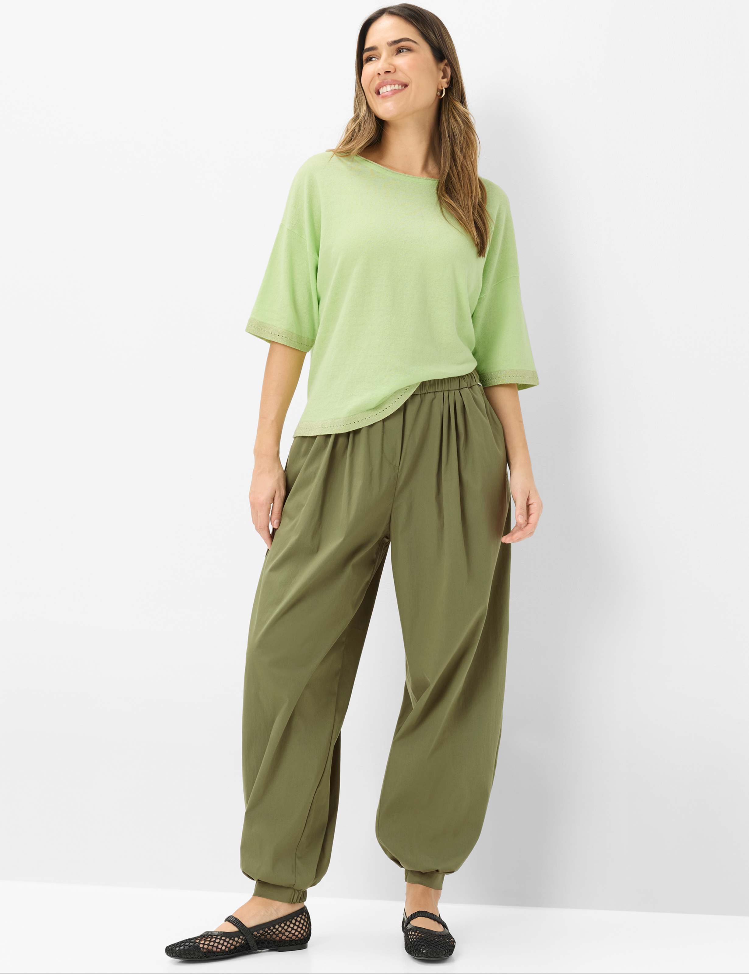 Damen Style MABEL S Grün - Oliv Relaxed Fit Model Outfit