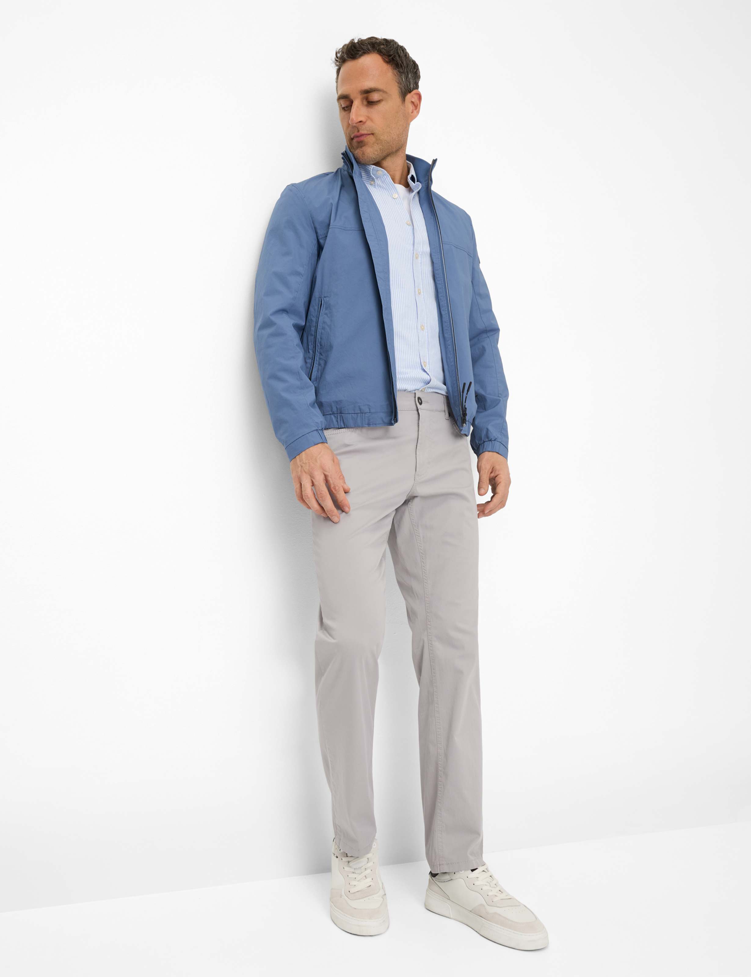Homme Style CARLOS Gris Clair Regular Fit Tenue du mannequin