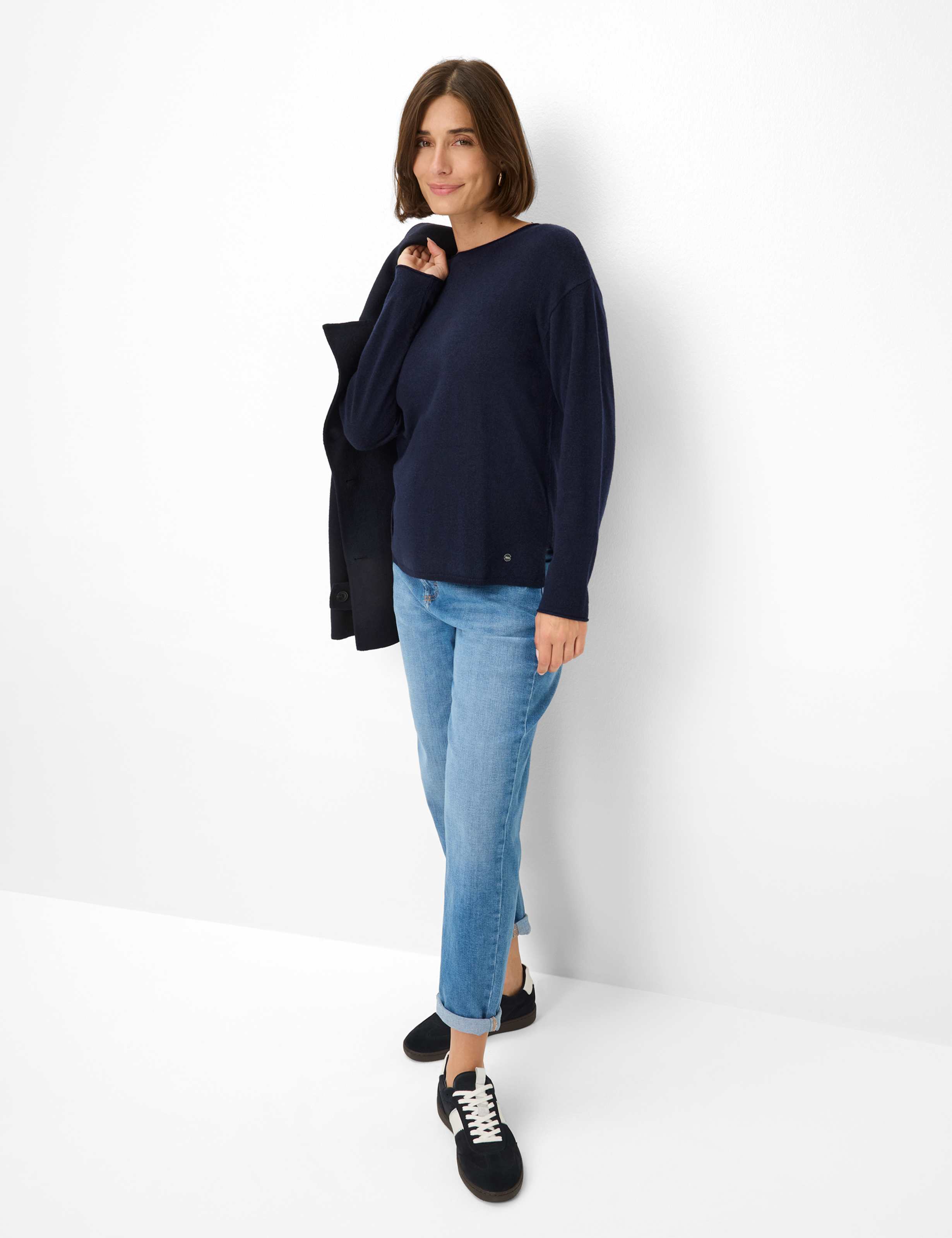 Femme Style LIZ Bleu Foncé  Tenue du mannequin