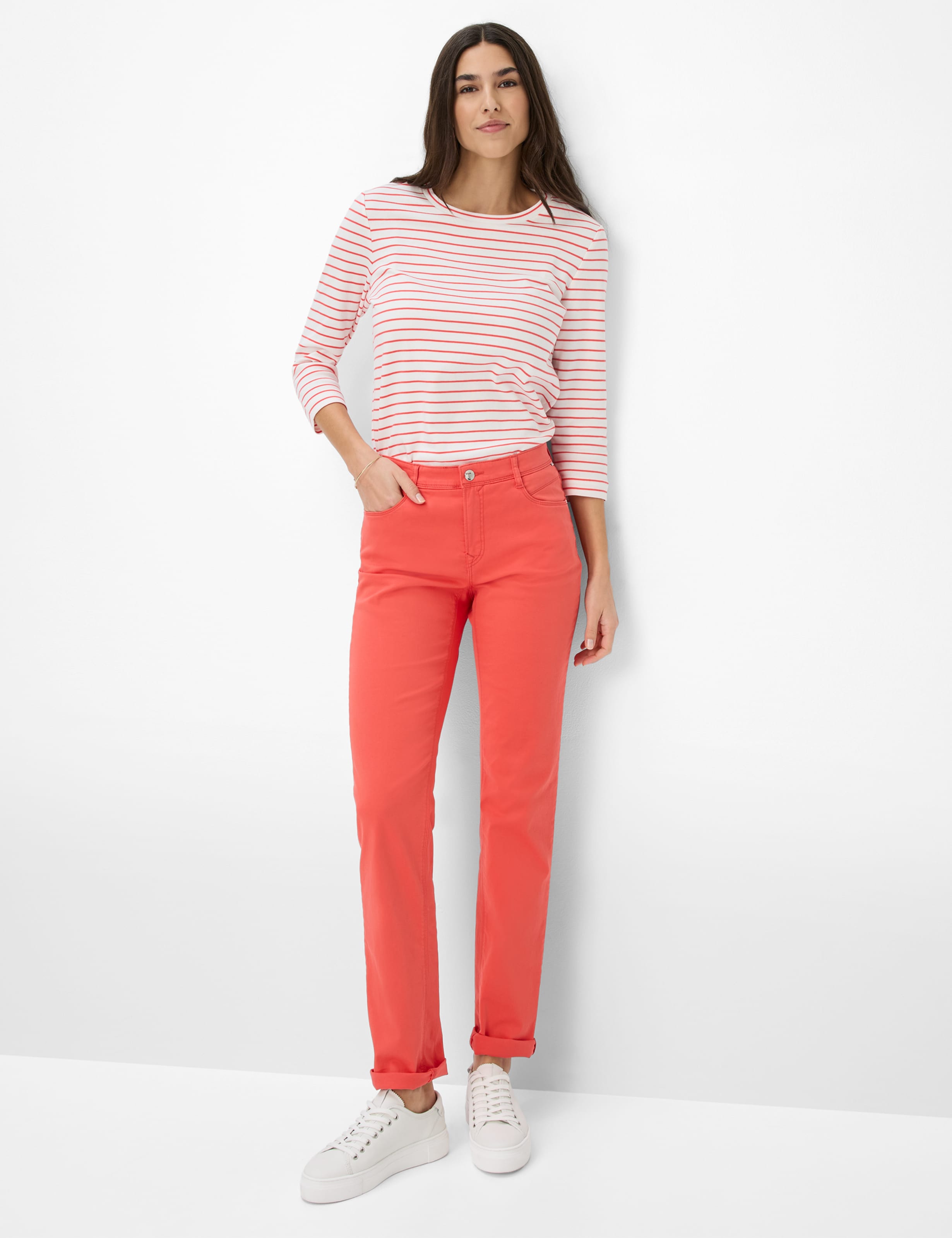 Women Style CAROLA Red Feminine Fit Model Outfit