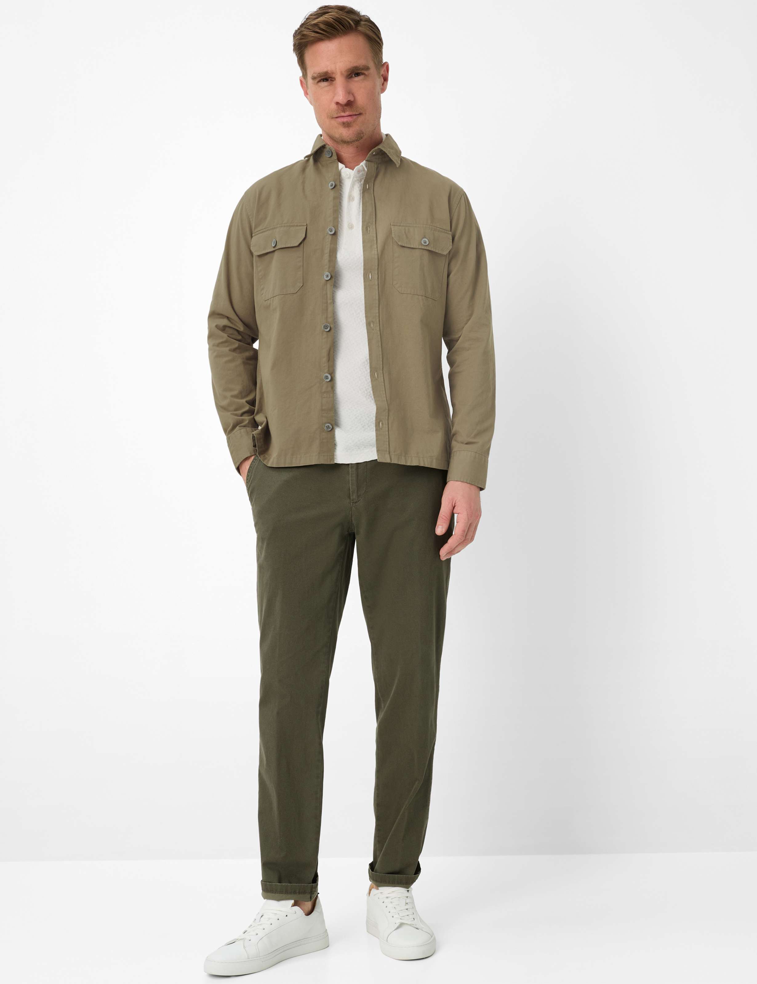 Homme Style EVEREST Vert - Olive Regular Fit Tenue du mannequin
