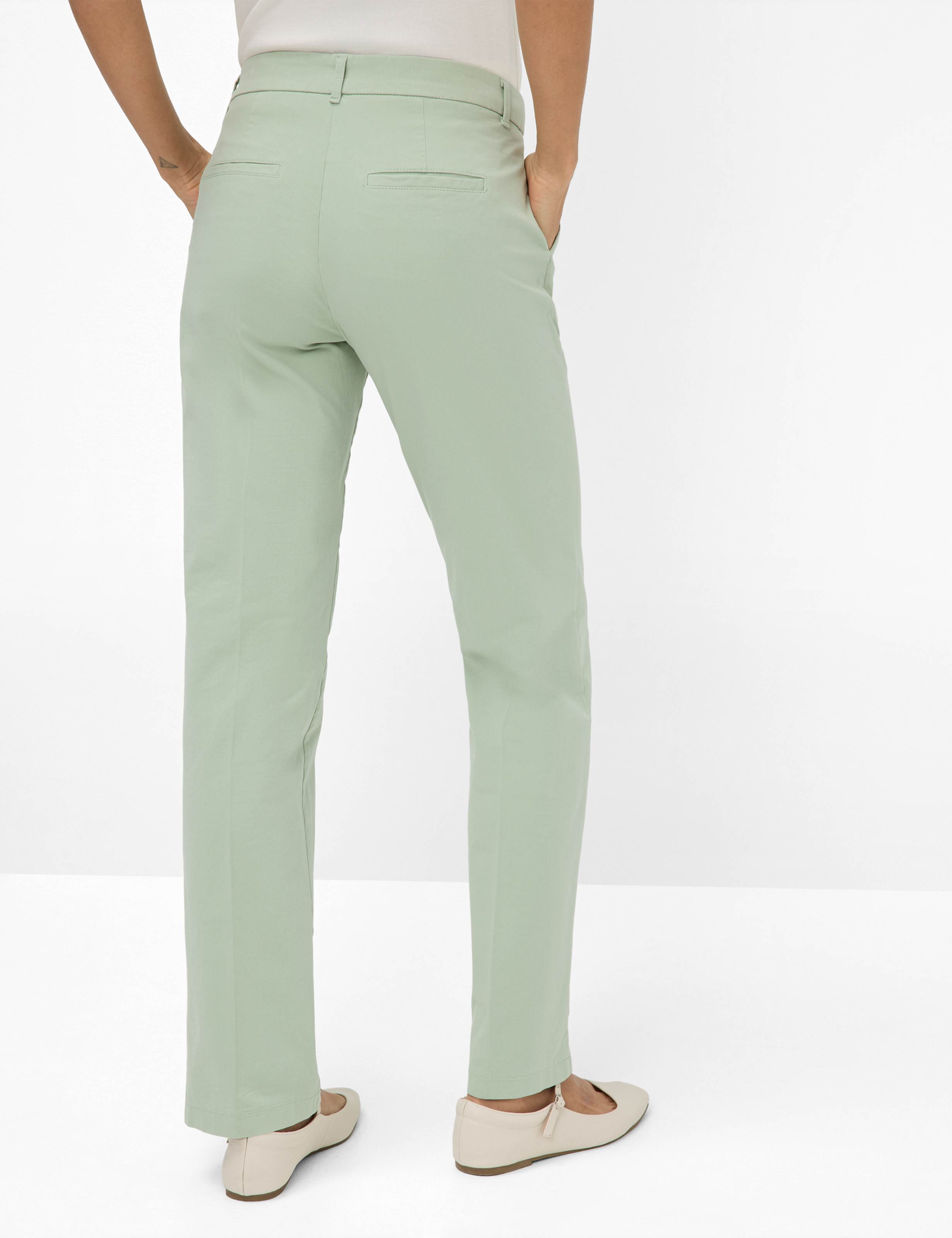 Damen Style MARON Hellgrün Regular Fit Model Rueck