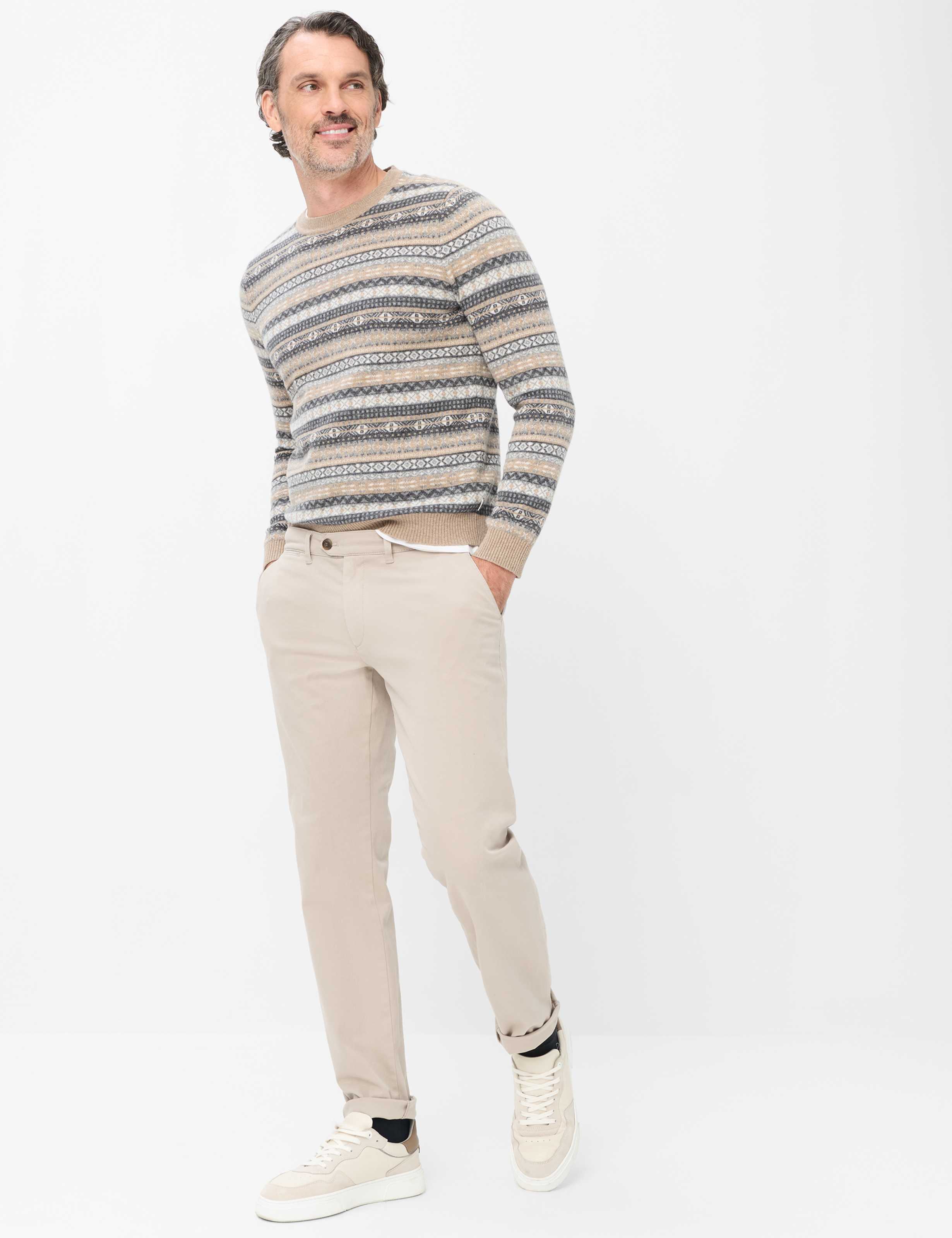 Homme Style JOHN Beige Modern Regular Fit Tenue du mannequin