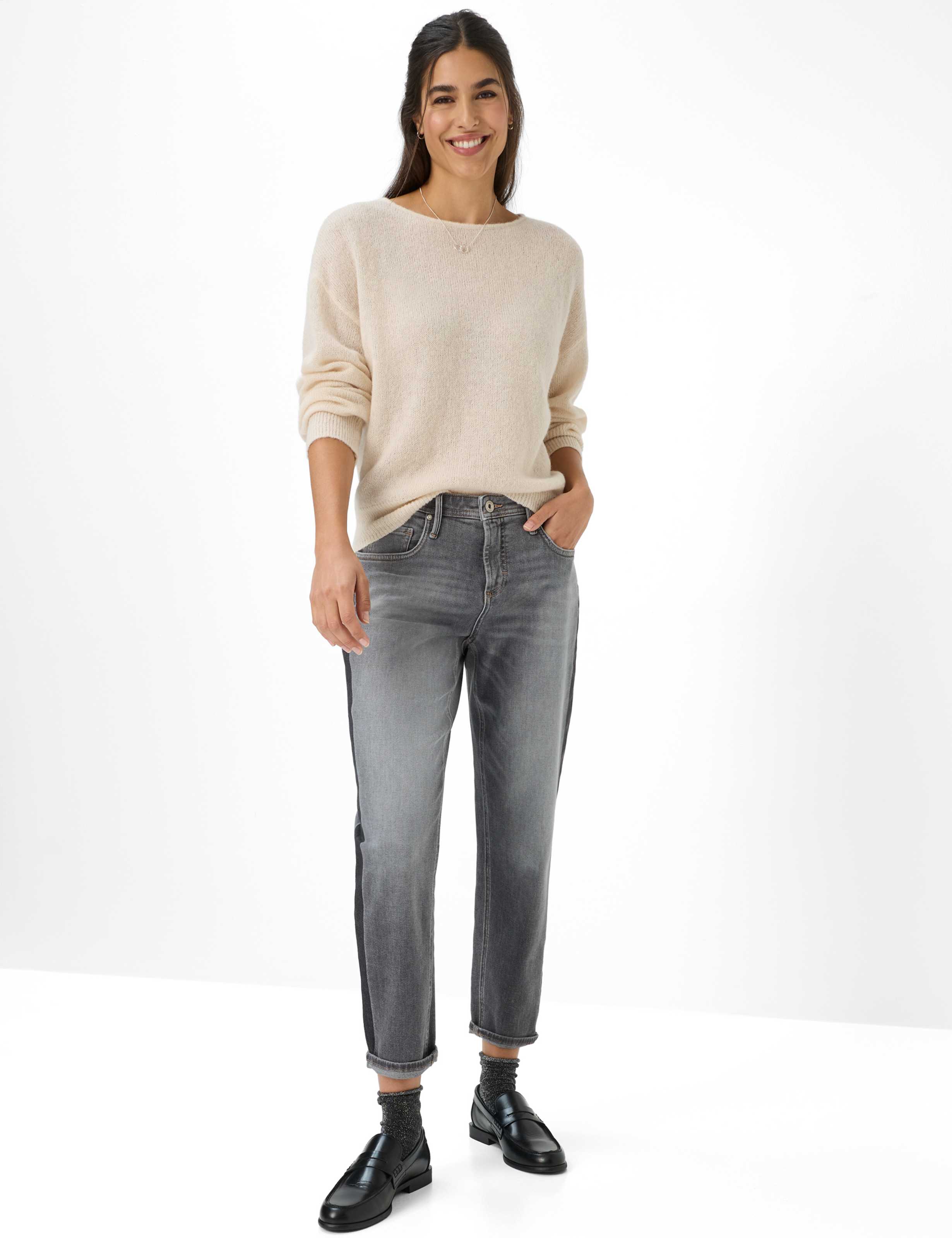 Women Style LISA Cream White  Model Outfit