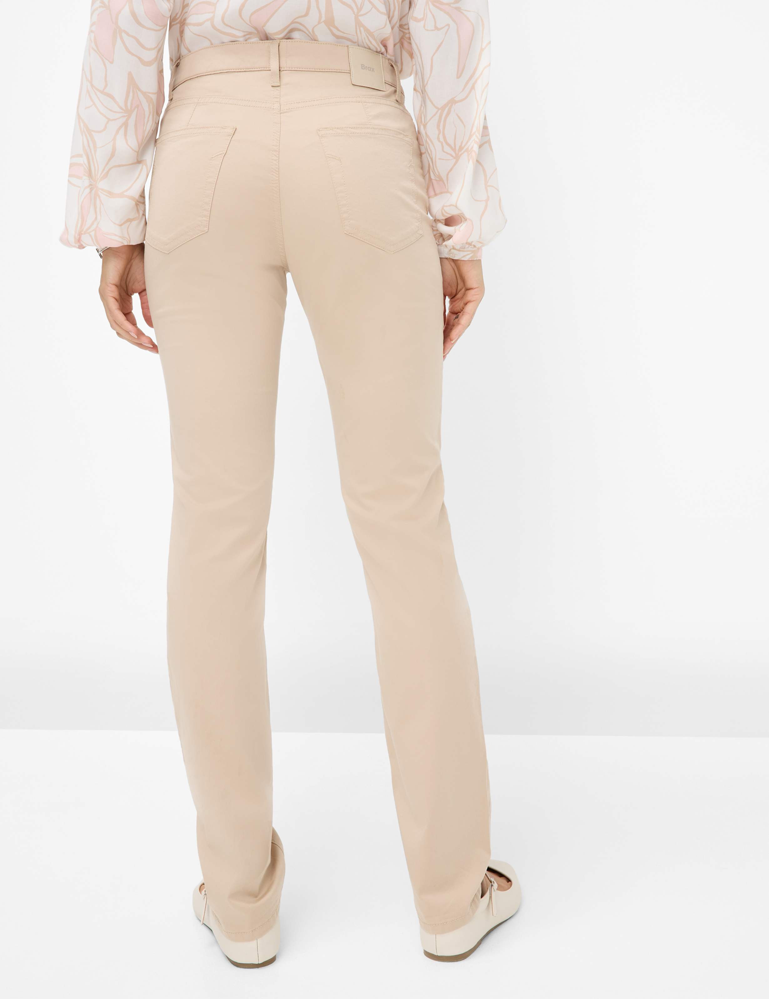 Dames Style MARY Beige Regular Fit Model achterkant
