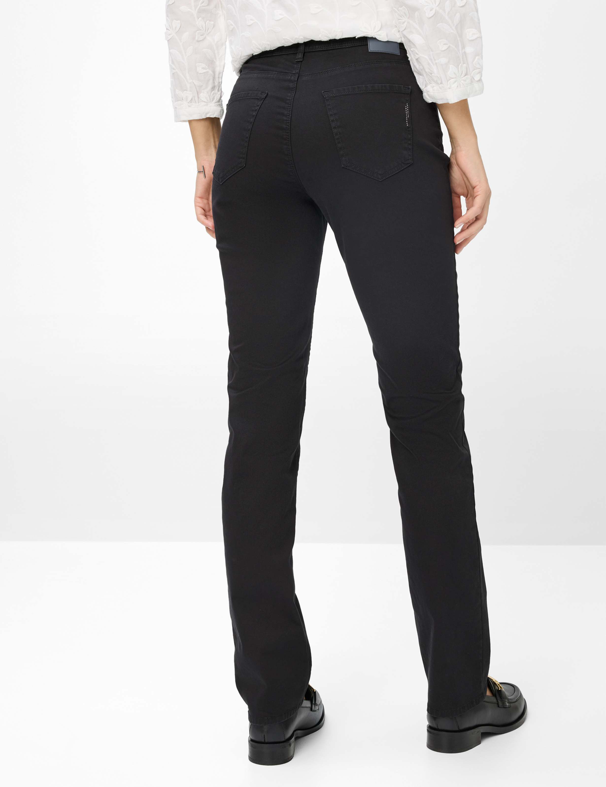Damen Style CAROLA Perma Schwarz Feminine Fit Model Rueck