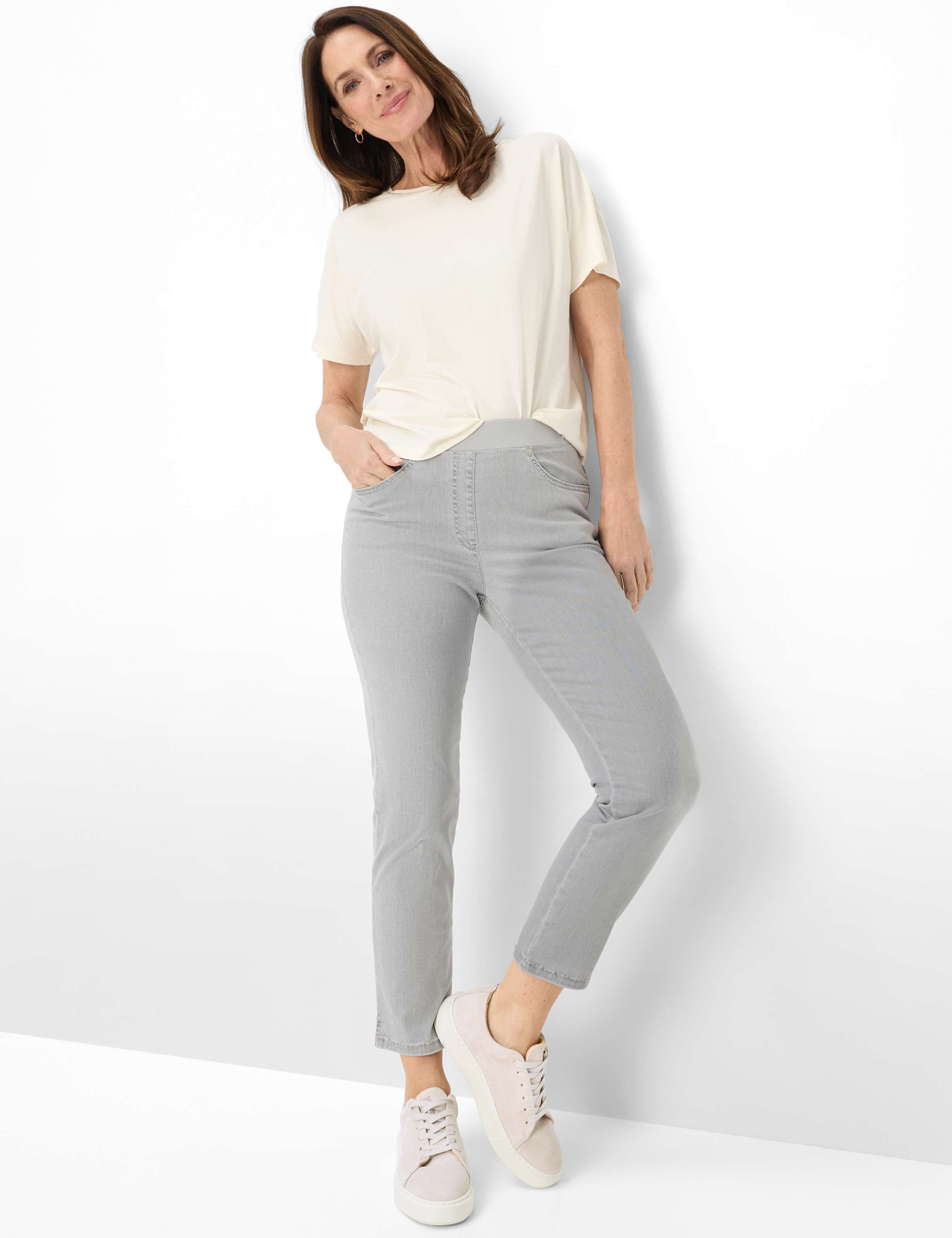 Damen Style PAMINA 6/8 Denim Hellgrau Slim Fit Model Outfit