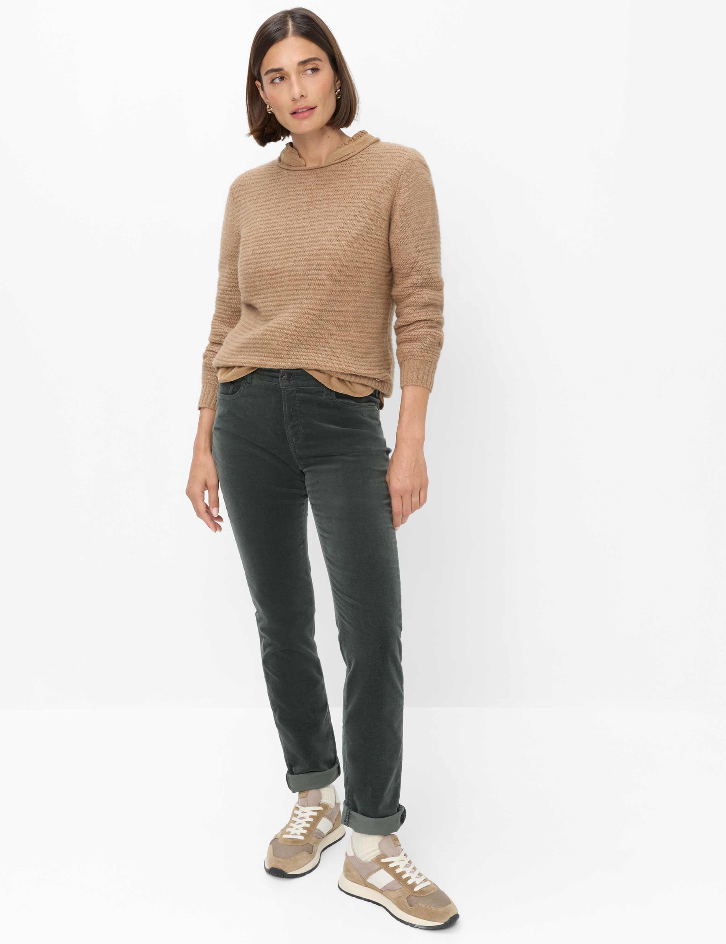 Damen Style CAROLA Dunkelgrün Feminine Fit Model Outfit