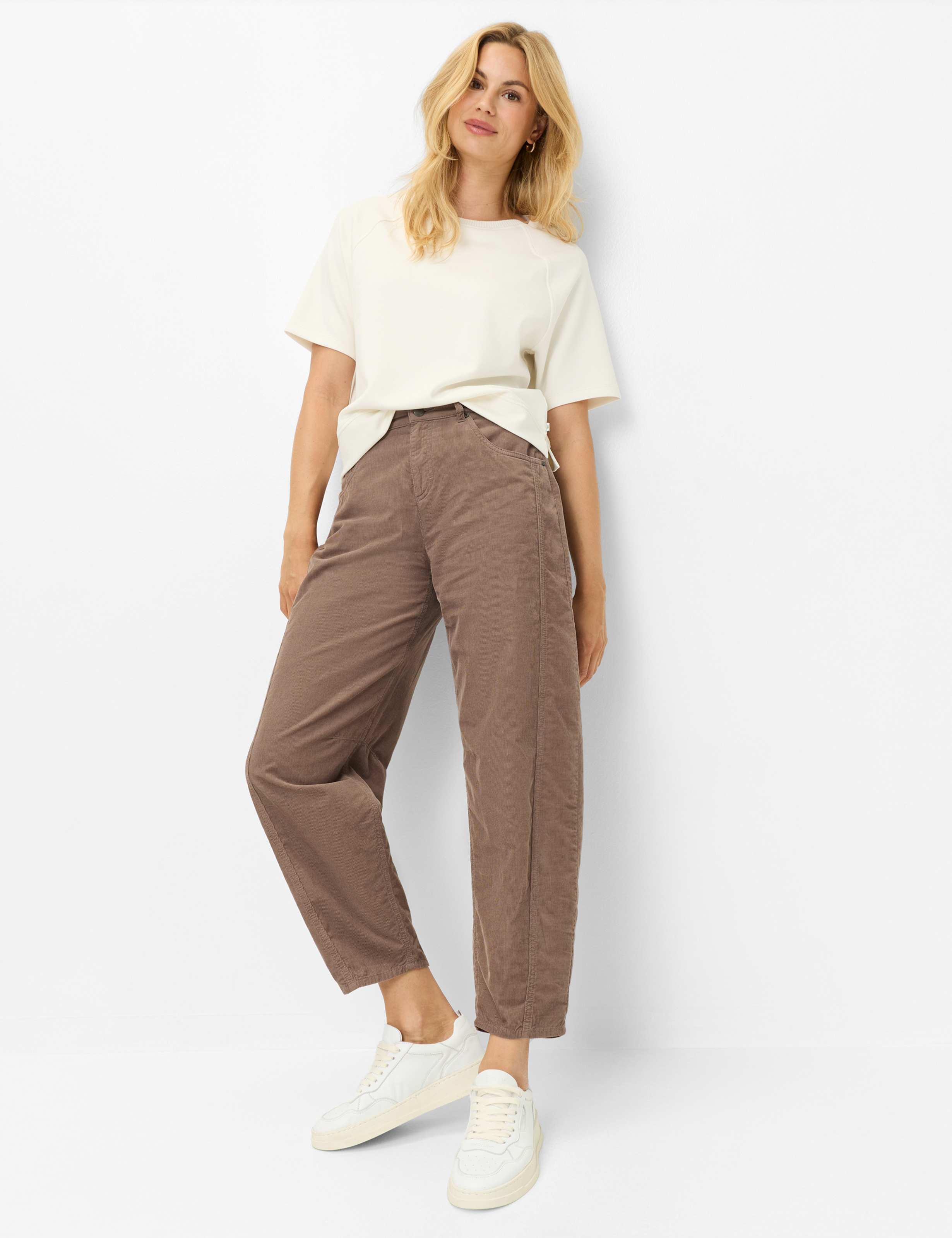 Dames Style MEGAN S Lichtbruin Barrel Fit Model outfit