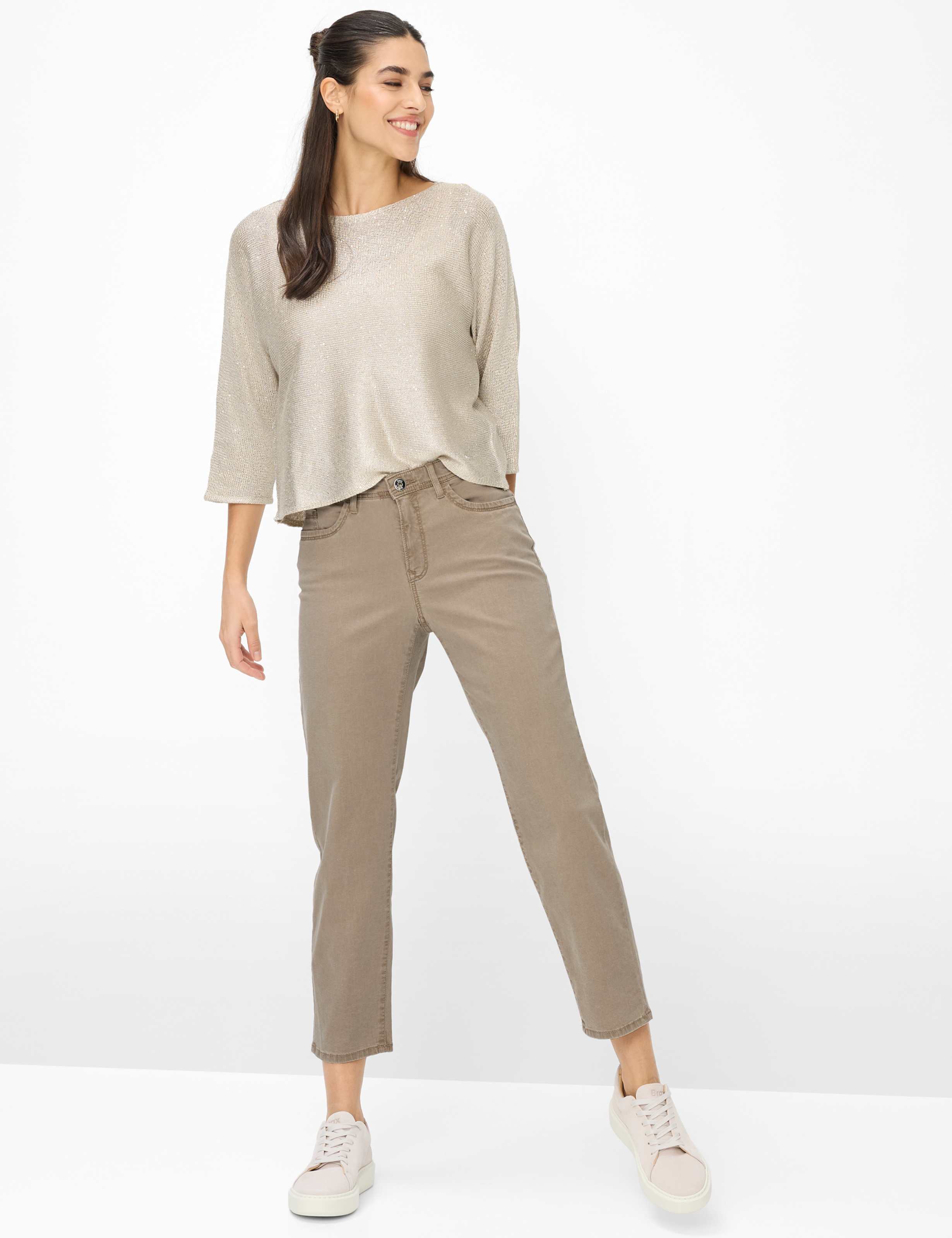 Damen Style CAROLA S Denim Dunkelbraun Feminine Fit Model Outfit