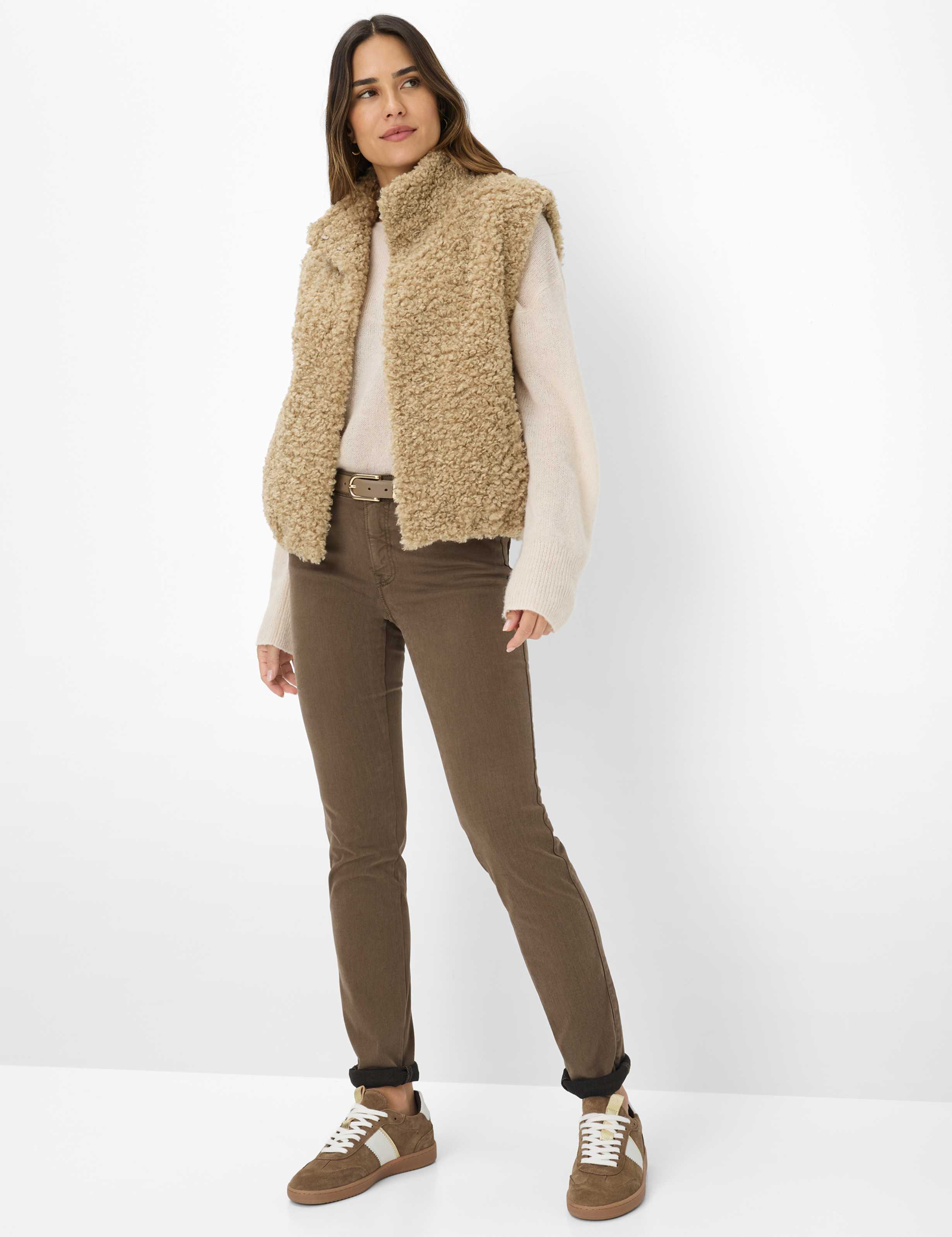 Women Style CAROLA Denim Dark Brown Feminine Fit Model Outfit
