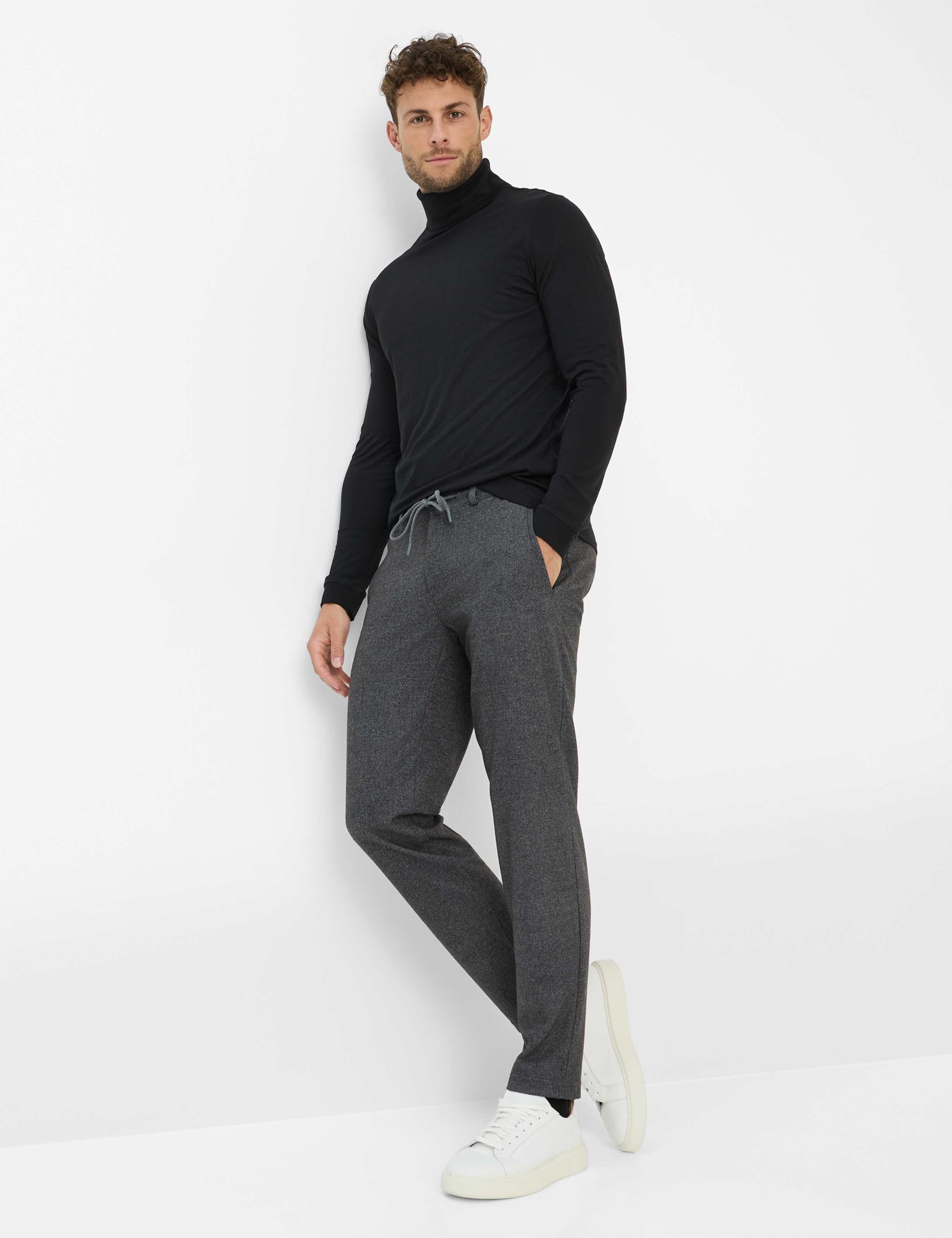 Herren Style PHIL Grau Relaxed Fit Model Outfit