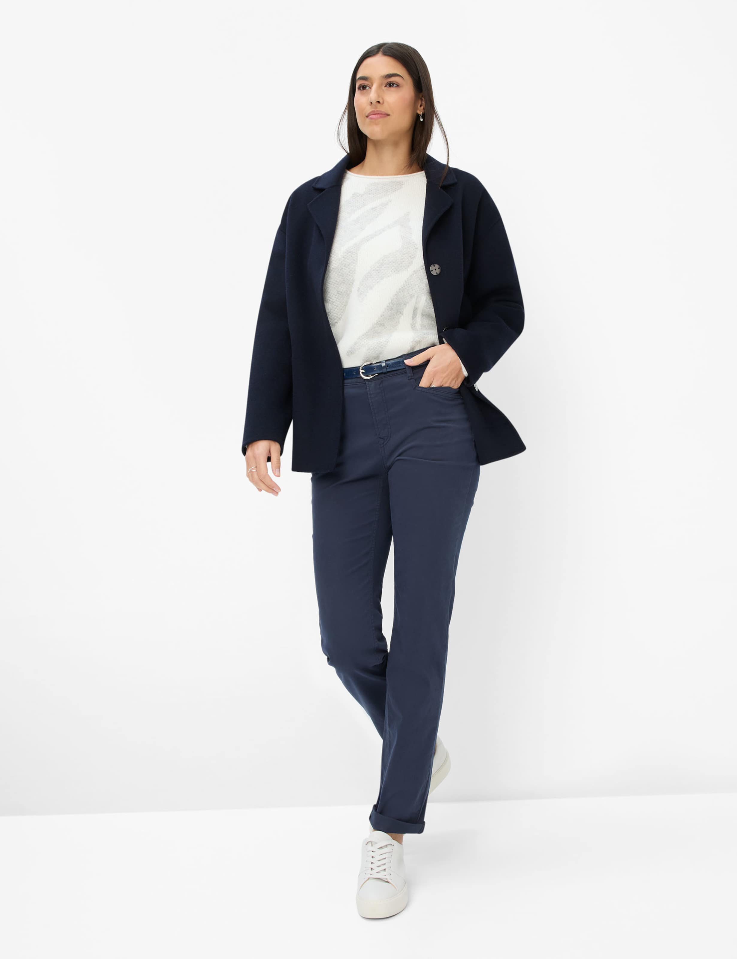 Femme Style CAROLA Bleu Foncé  Tenue du mannequin