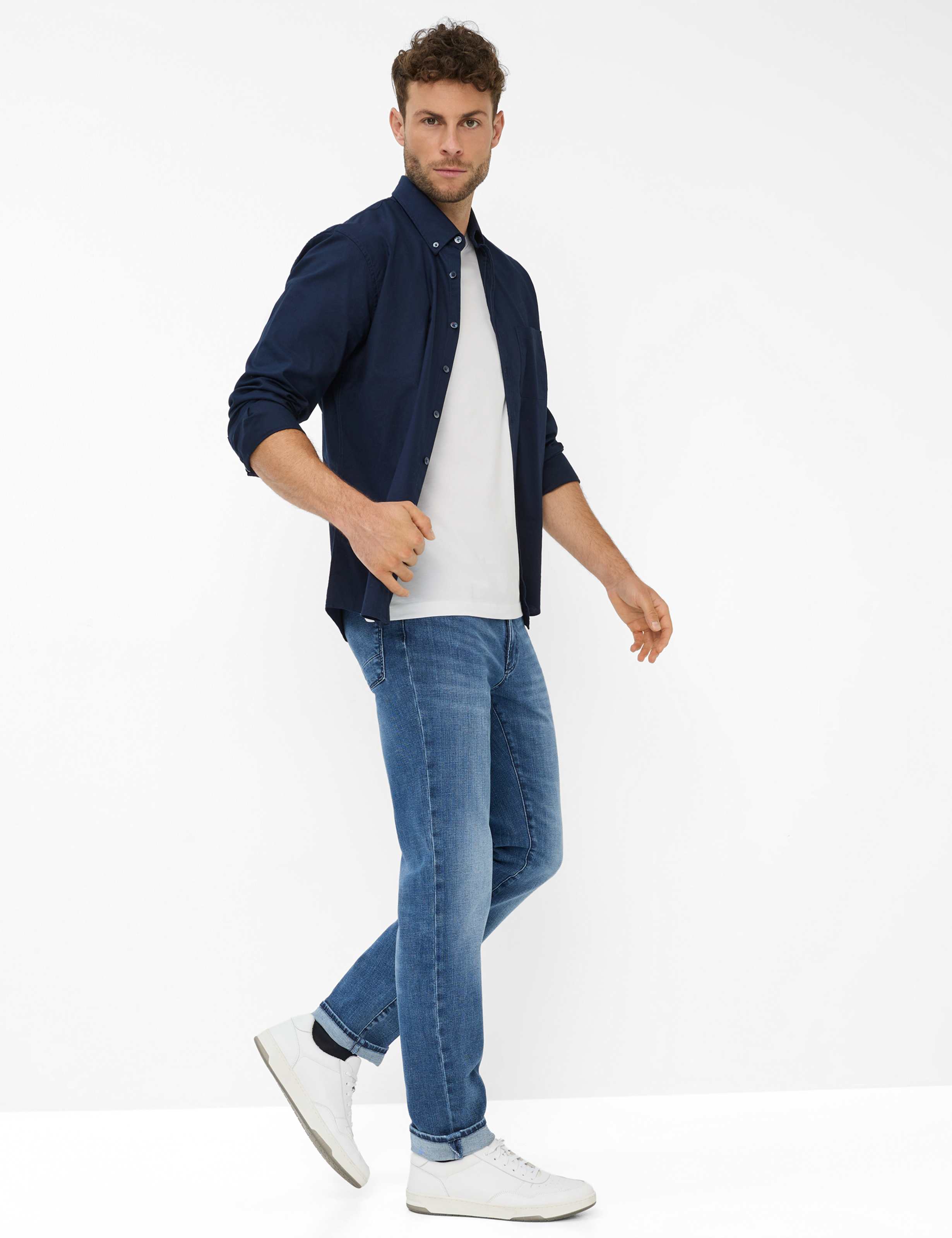 Homme Style CHUCK Denim Bleu Modern Fit Tenue du mannequin