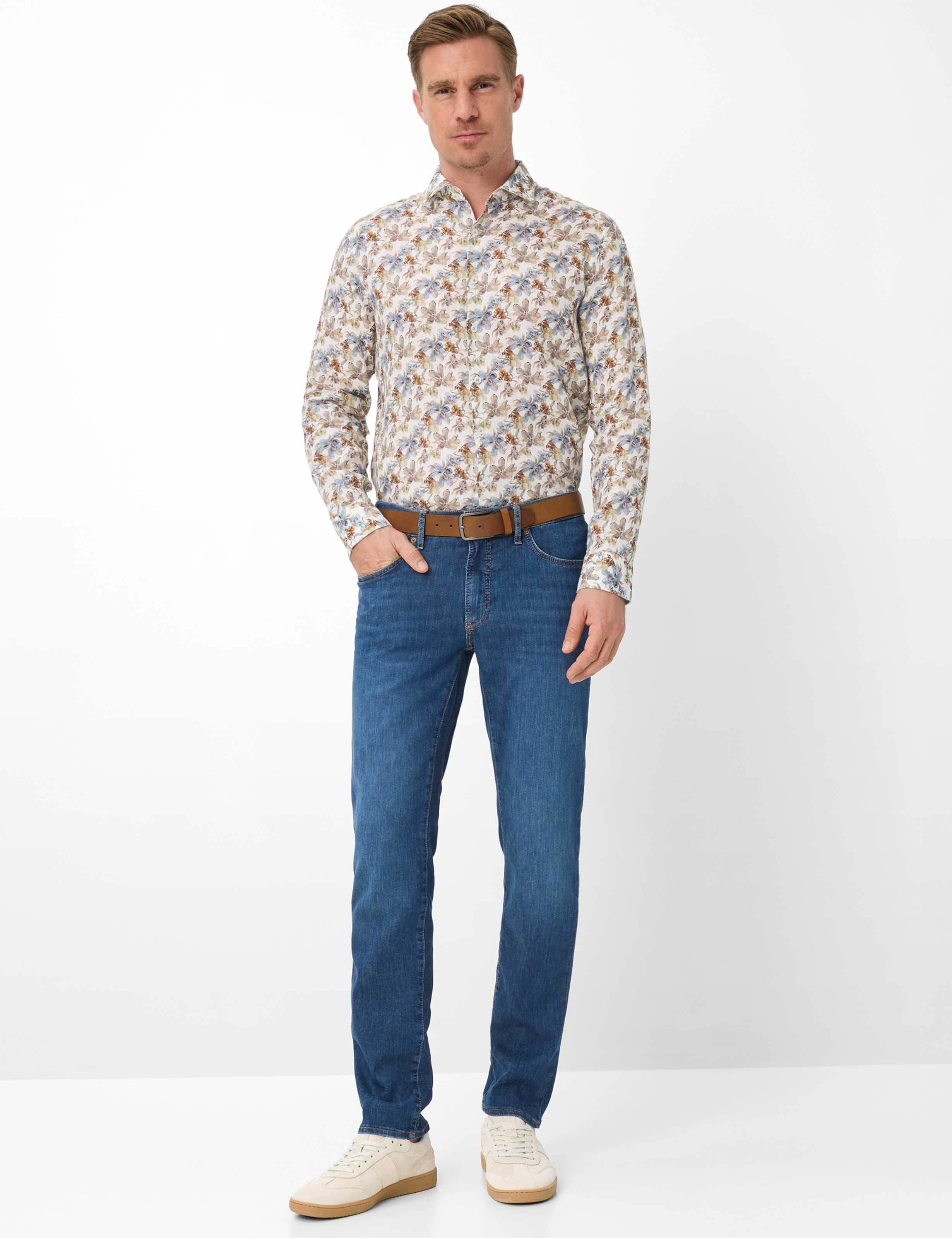 Men Style CHUCK Denim Dark Blue Modern Fit Model Outfit