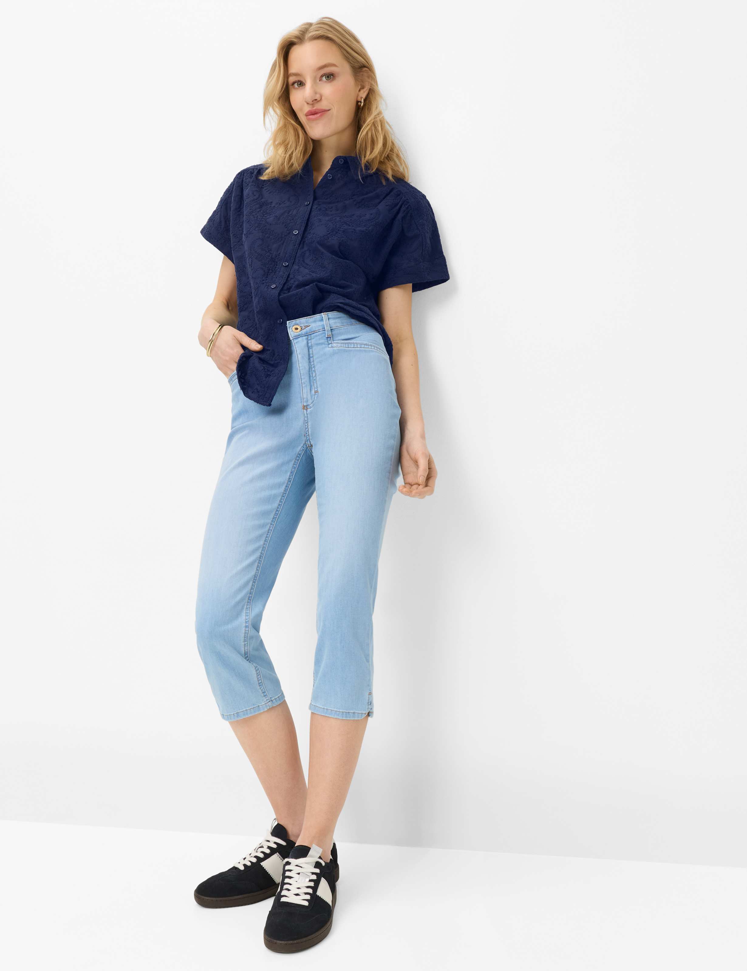 Femme Style MARY C Denim Bleu Clair Regular Fit Tenue du mannequin