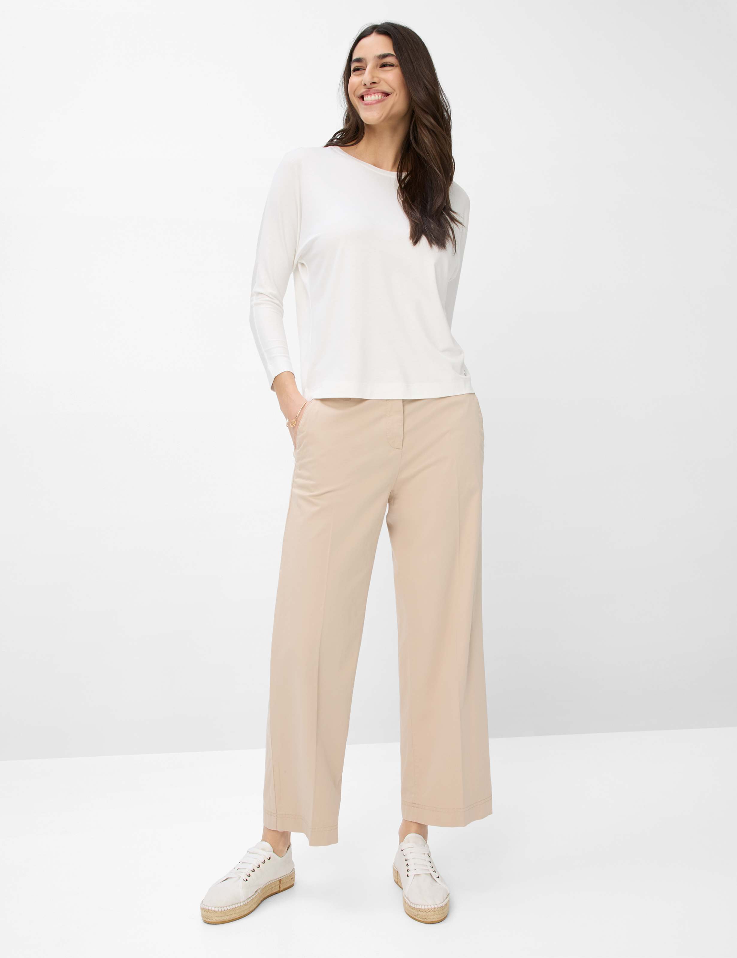 Damen Style CHARLENE Cremeweiß  Model Outfit