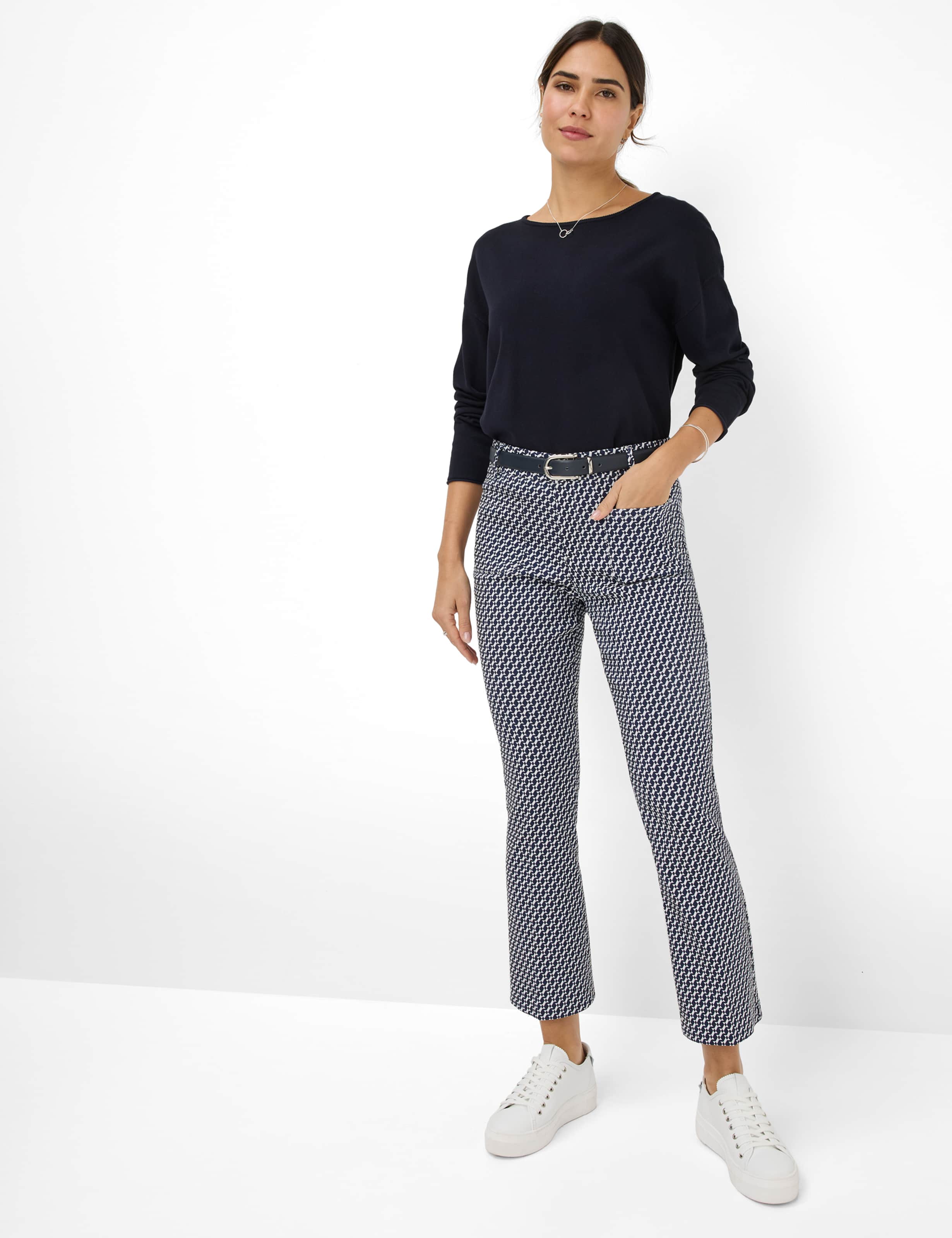 Femme Style SHAKIRA S Bleu Foncé Slim Fit Tenue du mannequin