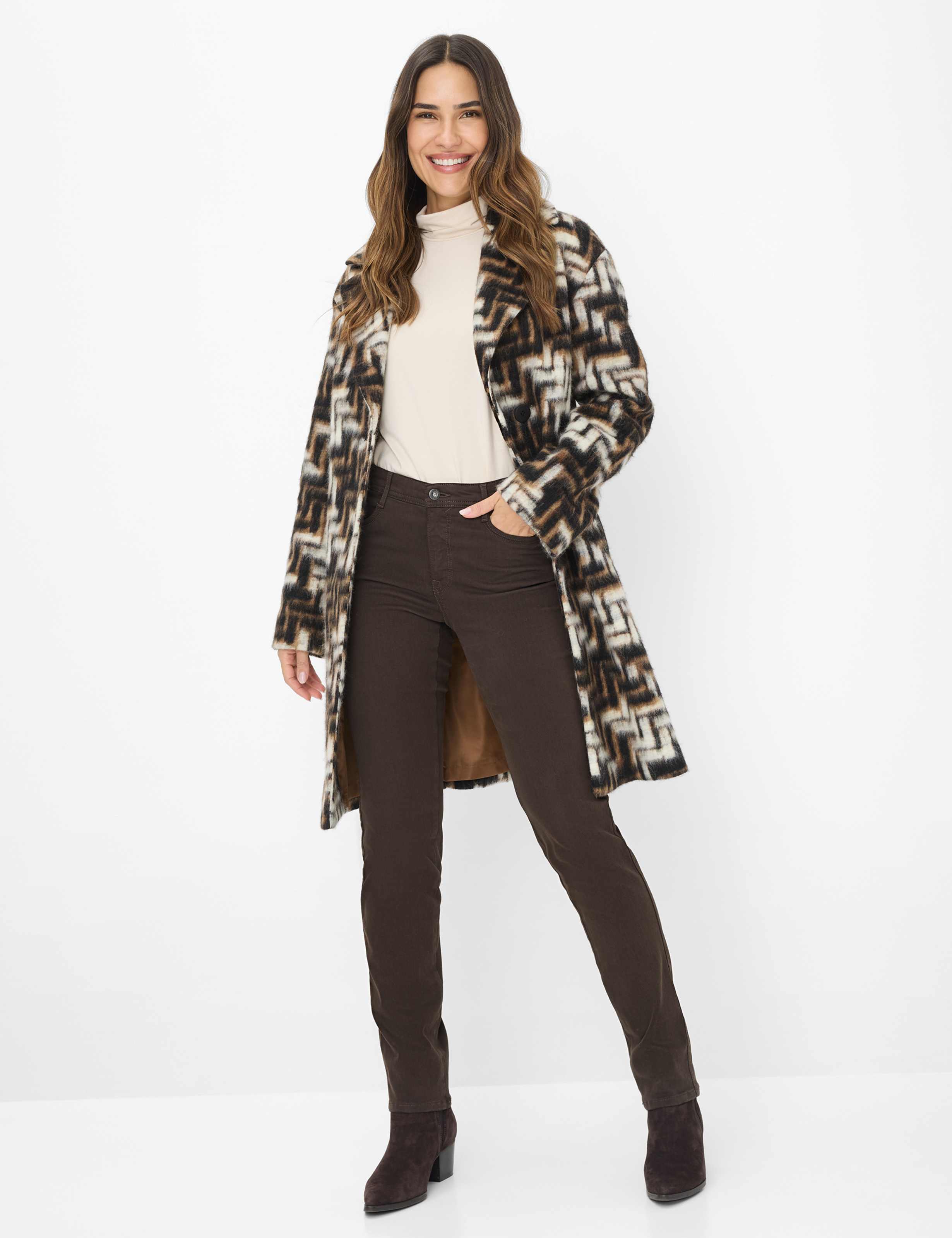 Damen Style MARY Denim Dunkelbraun Regular Fit Model Outfit