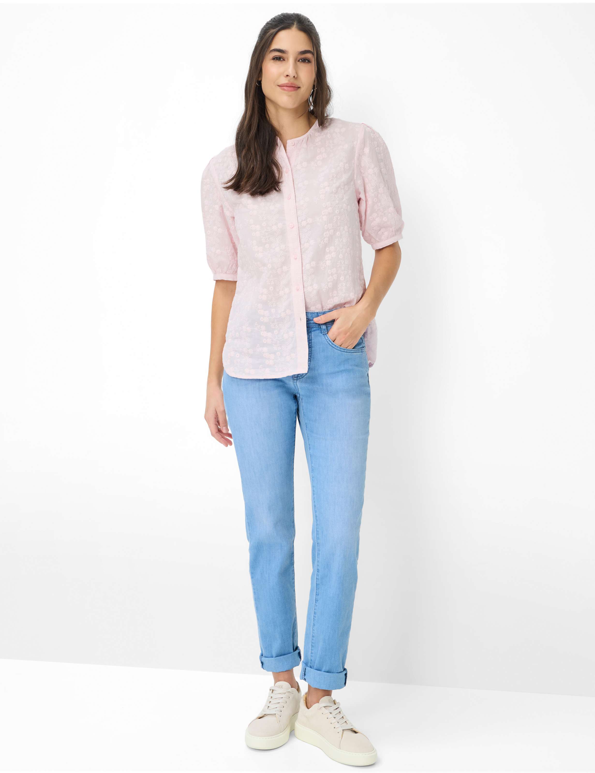 Damen Style CAROLA Denim Hellblau Feminine Fit Model Outfit
