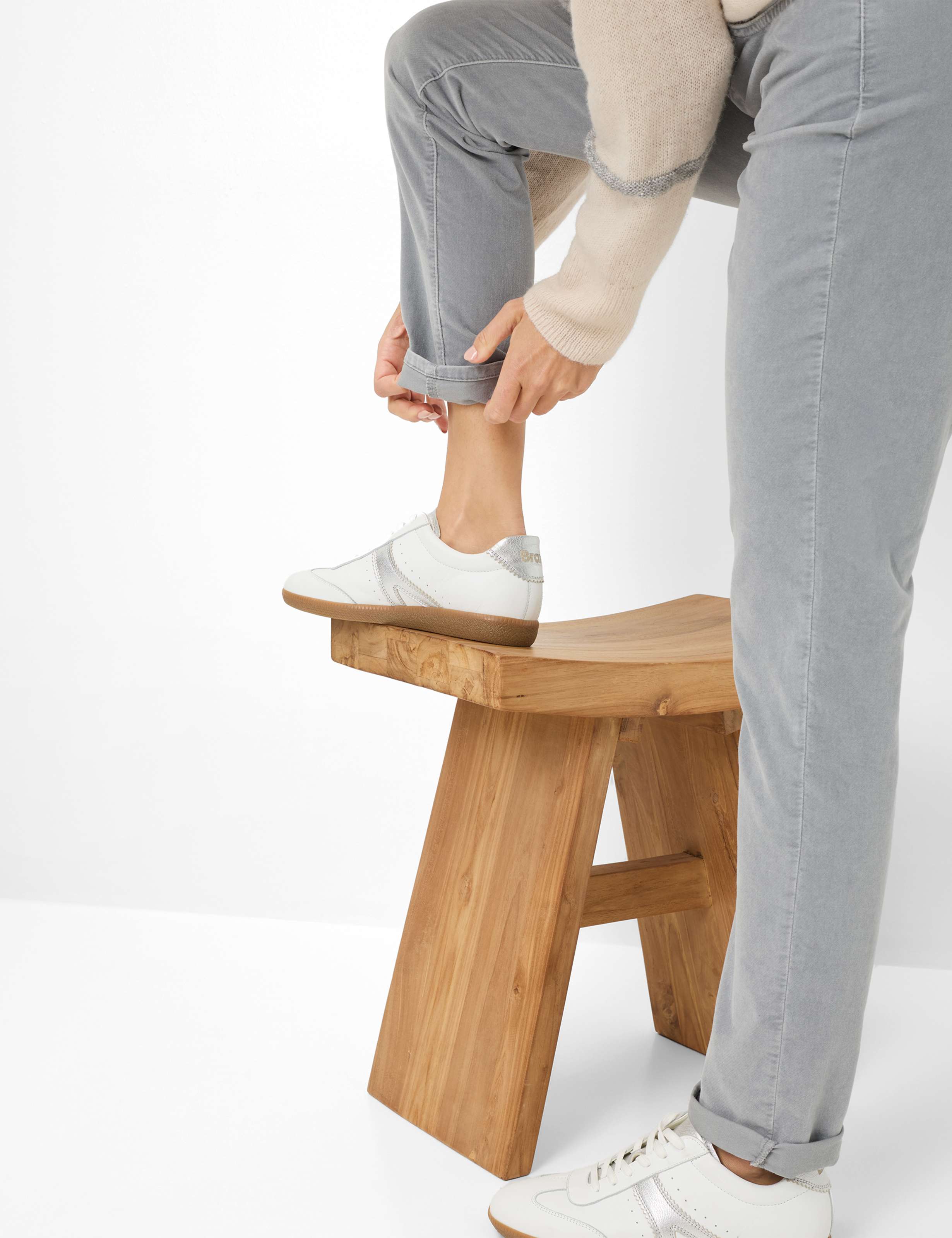 Women Style CAROLA Medium Gray Feminine Fit Detail 1