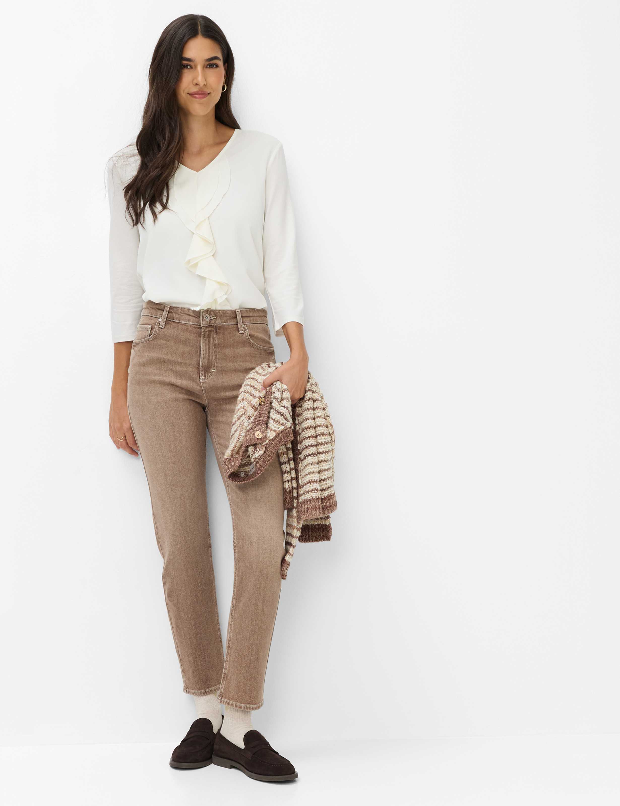 Femme Style MADISON S Denim Marron Straight Fit Tenue du mannequin