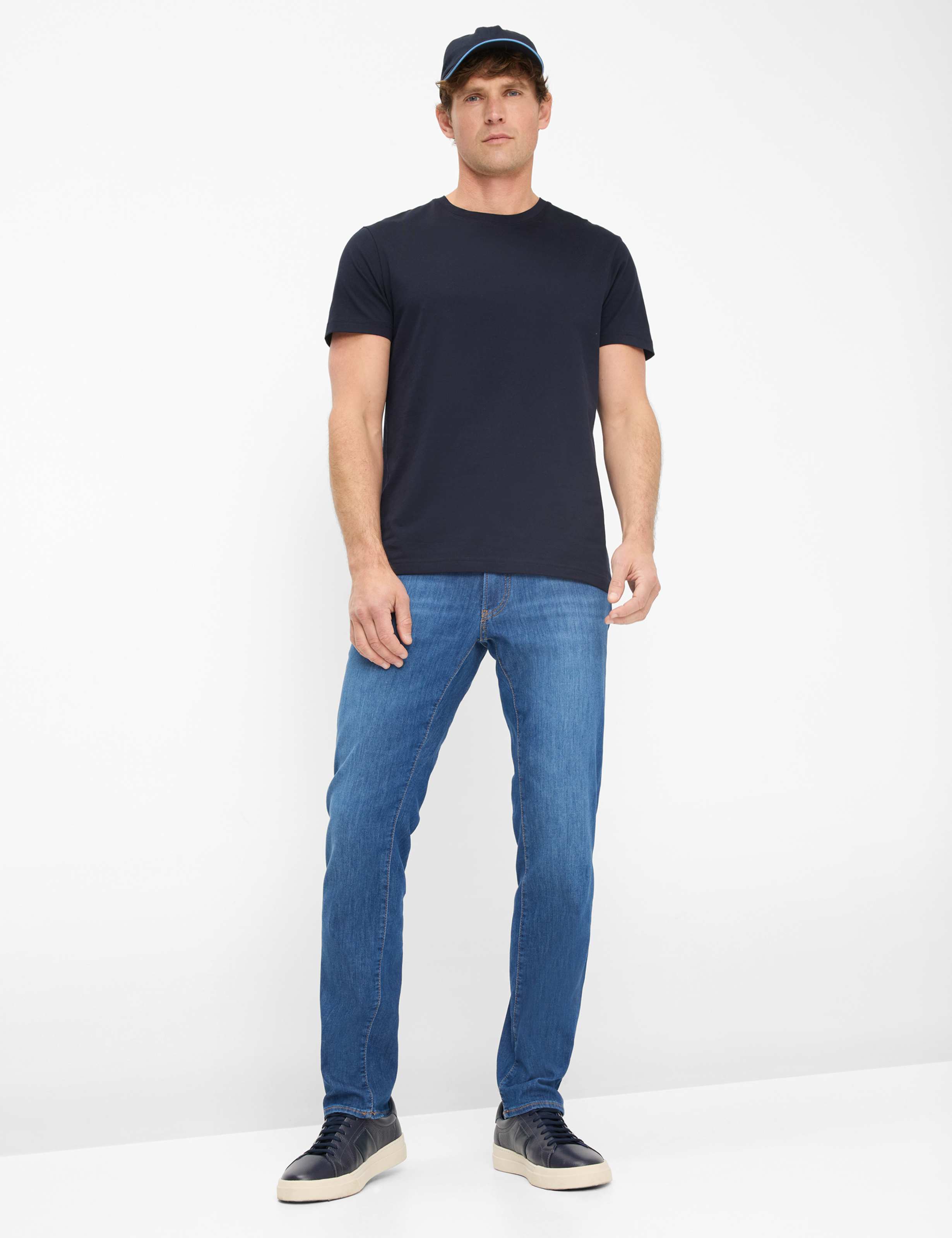 Homme Style TED Bleu Foncé  Tenue du mannequin