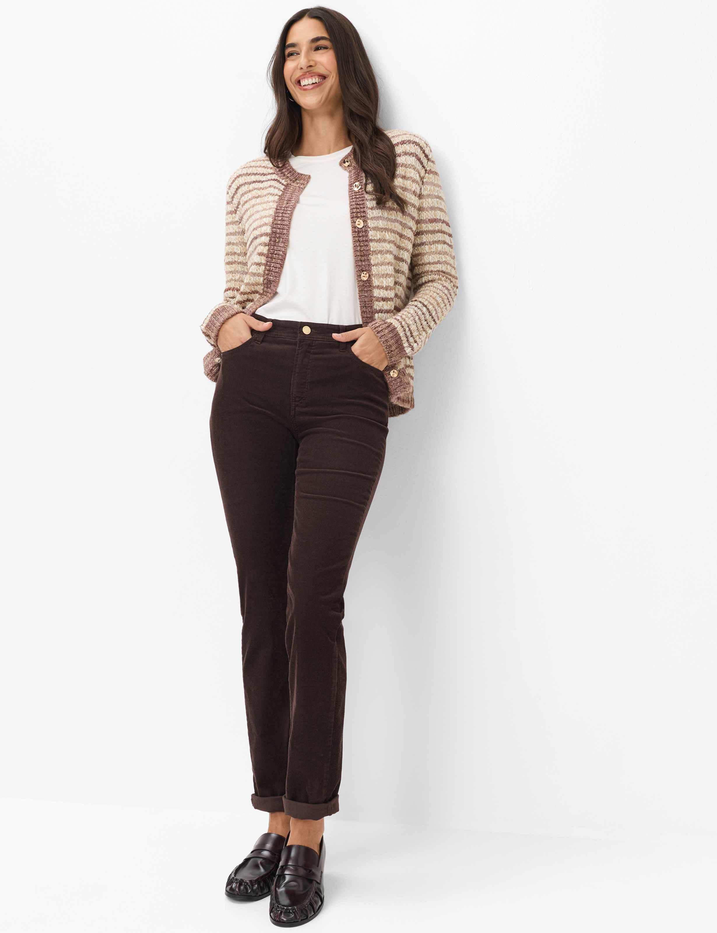 Women Style CAROLA Dark Red Feminine fit Model Outfit
