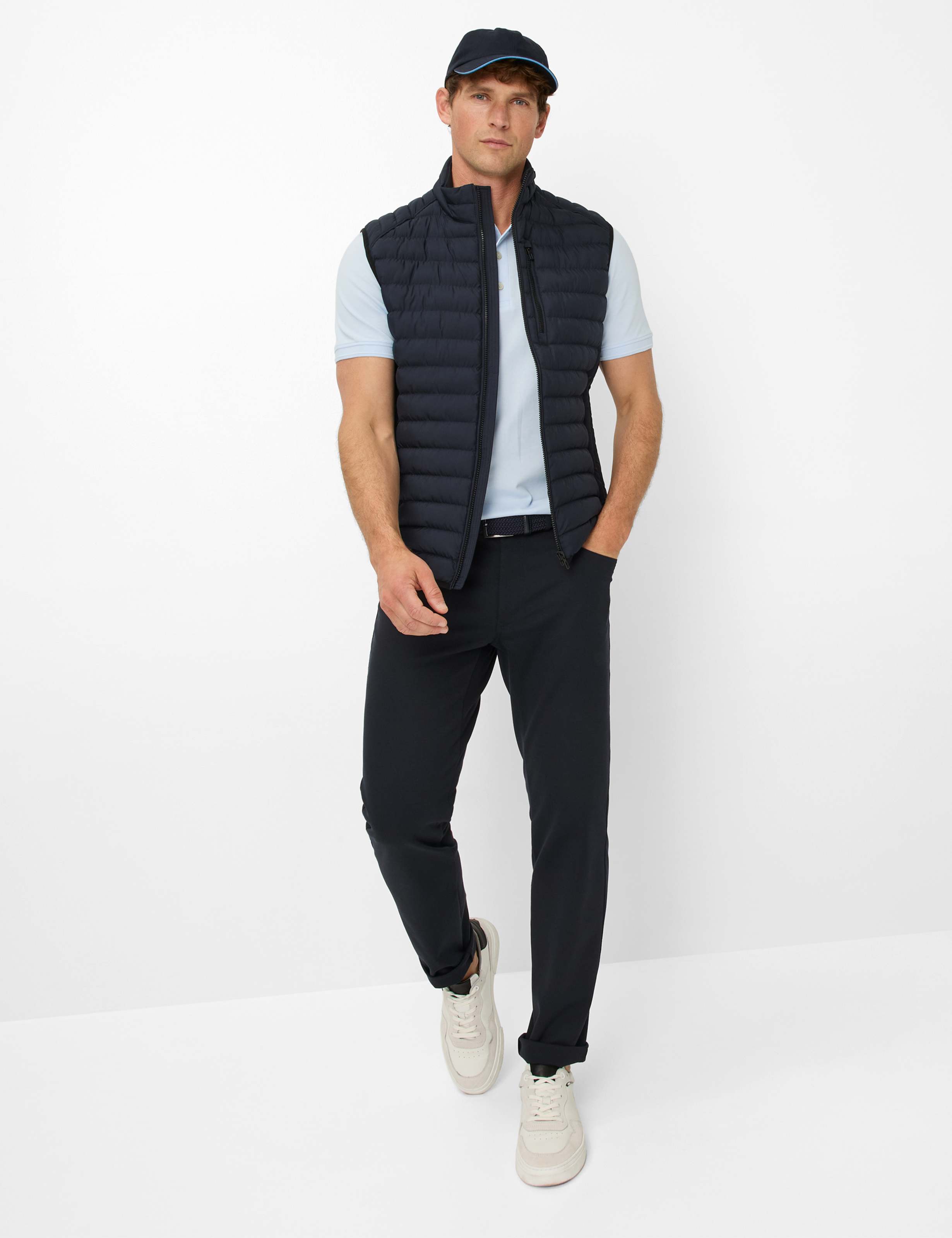 Herren Style CHUCK Dunkelblau Modern Fit Model Outfit
