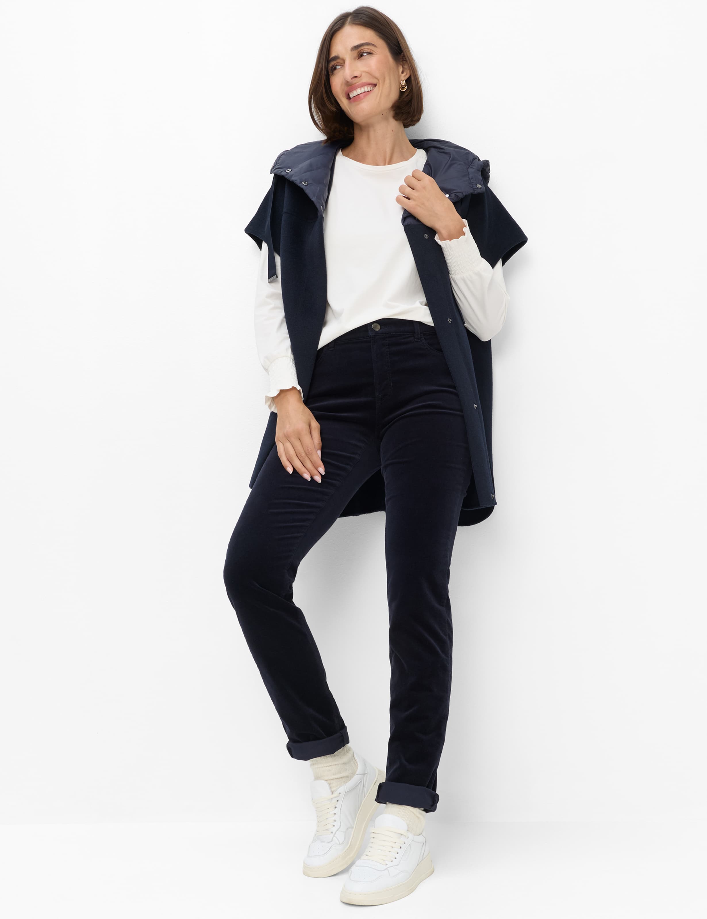 Femme Style CAROLA Bleu Foncé Feminine Fit Tenue du mannequin