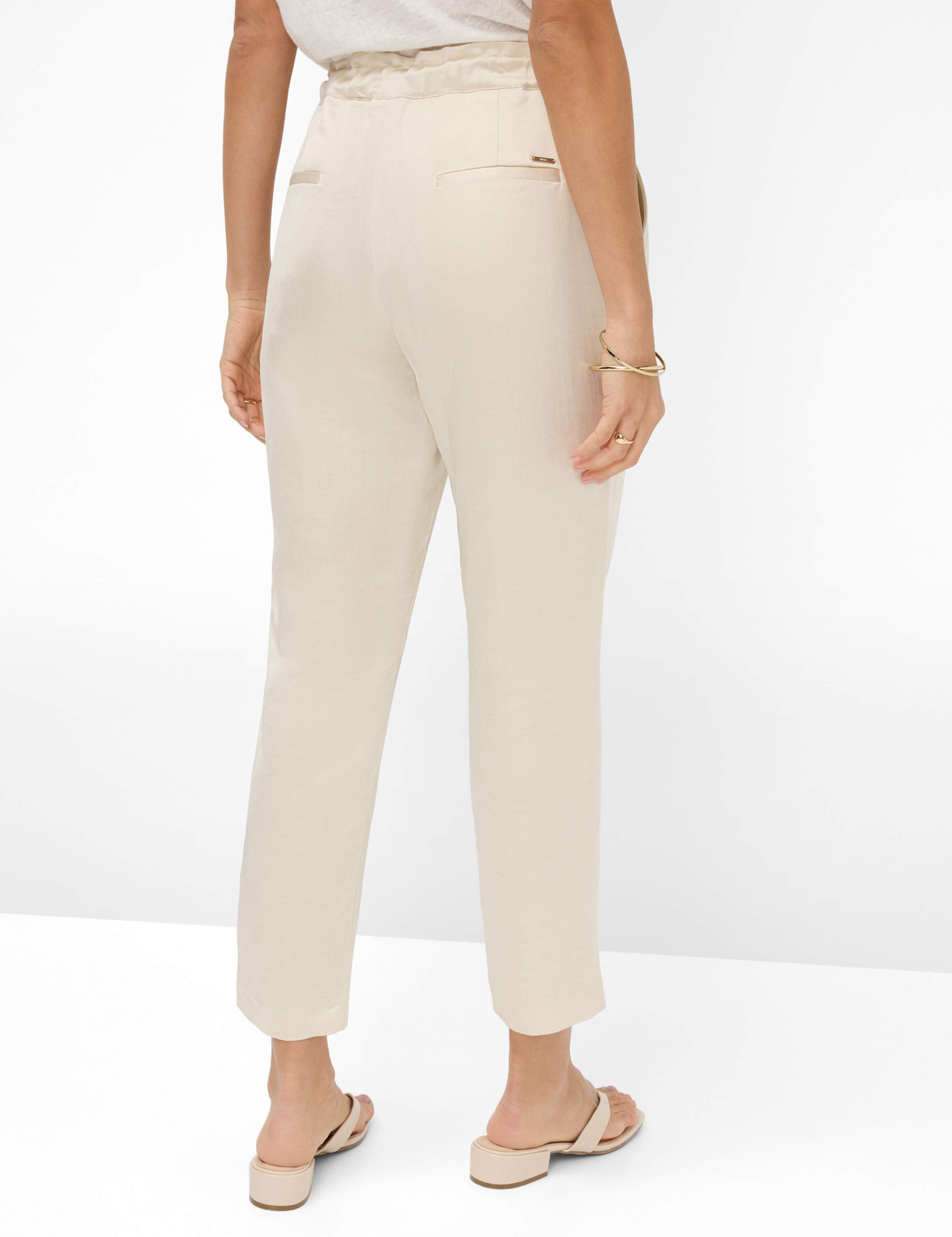 Damen Style MONA S Hellbeige Relaxed Fit Model Rueck