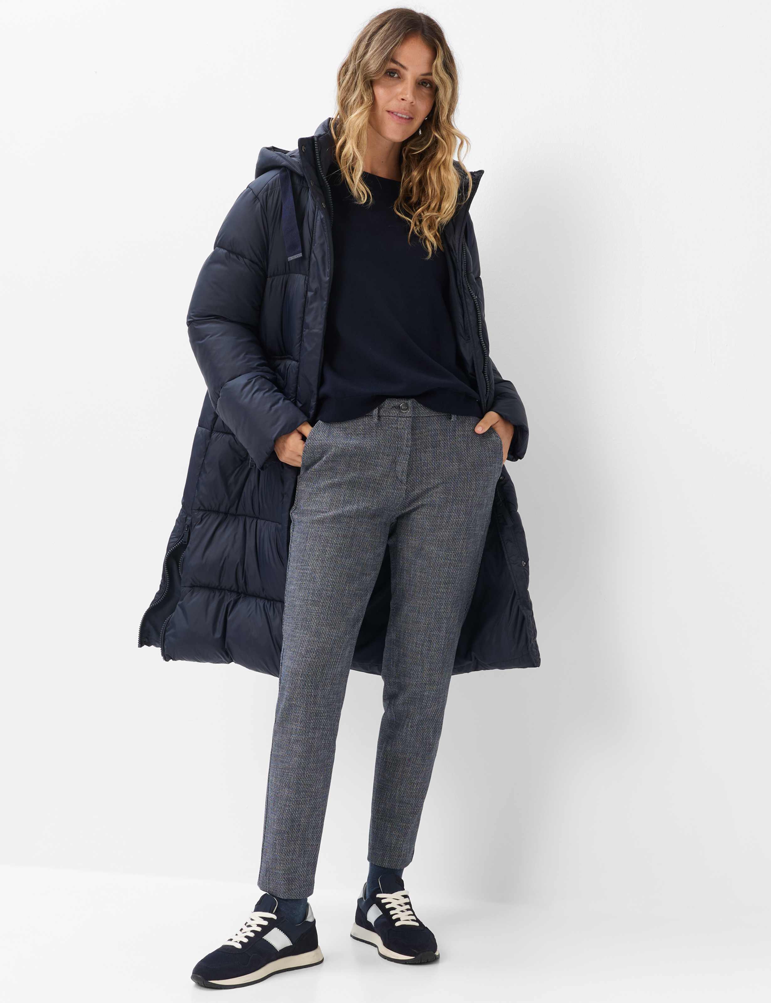 Femme Style MARON S Bleu Foncé Regular Fit Tenue du mannequin