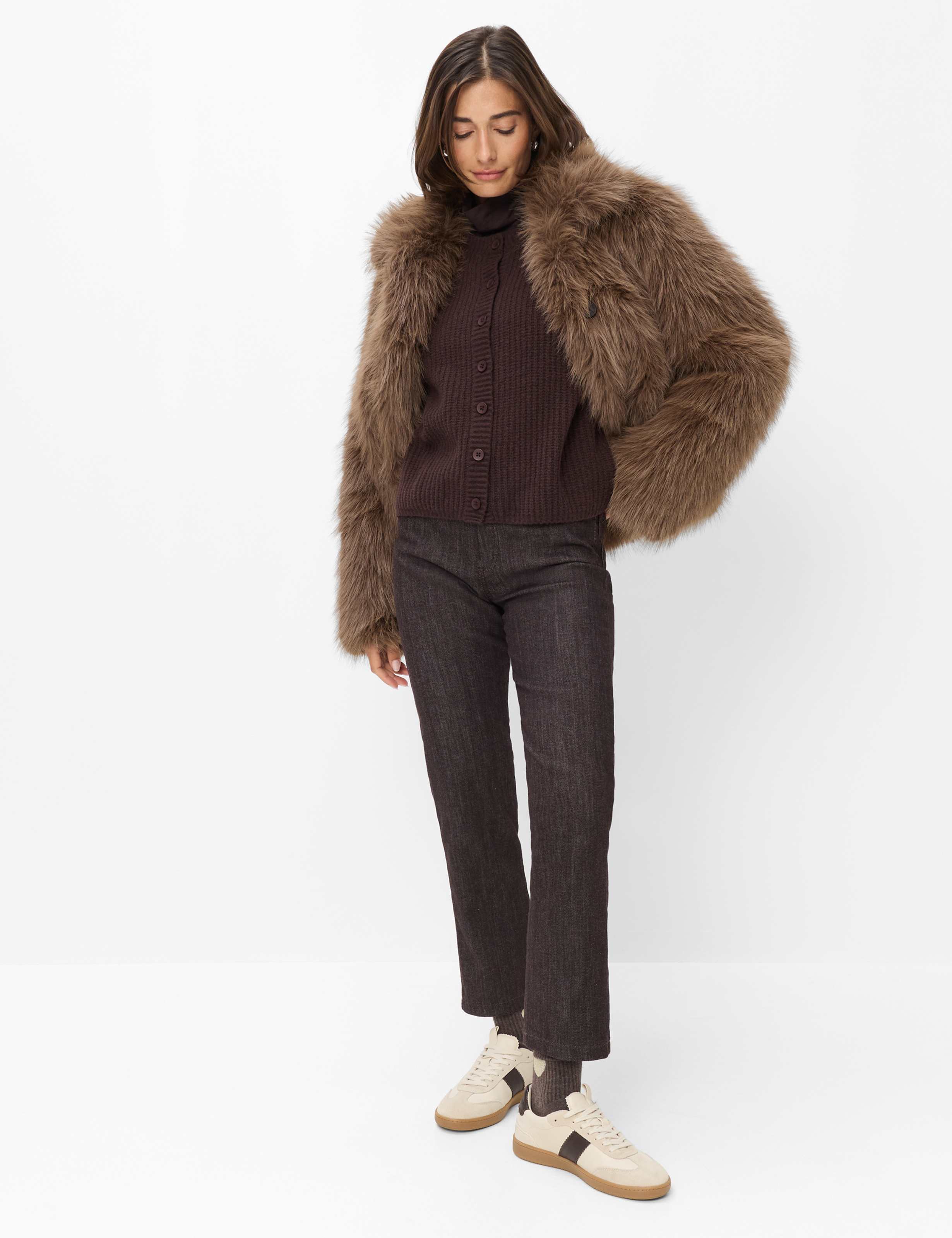 Damen Style ELISA Dunkelbraun  Model Outfit