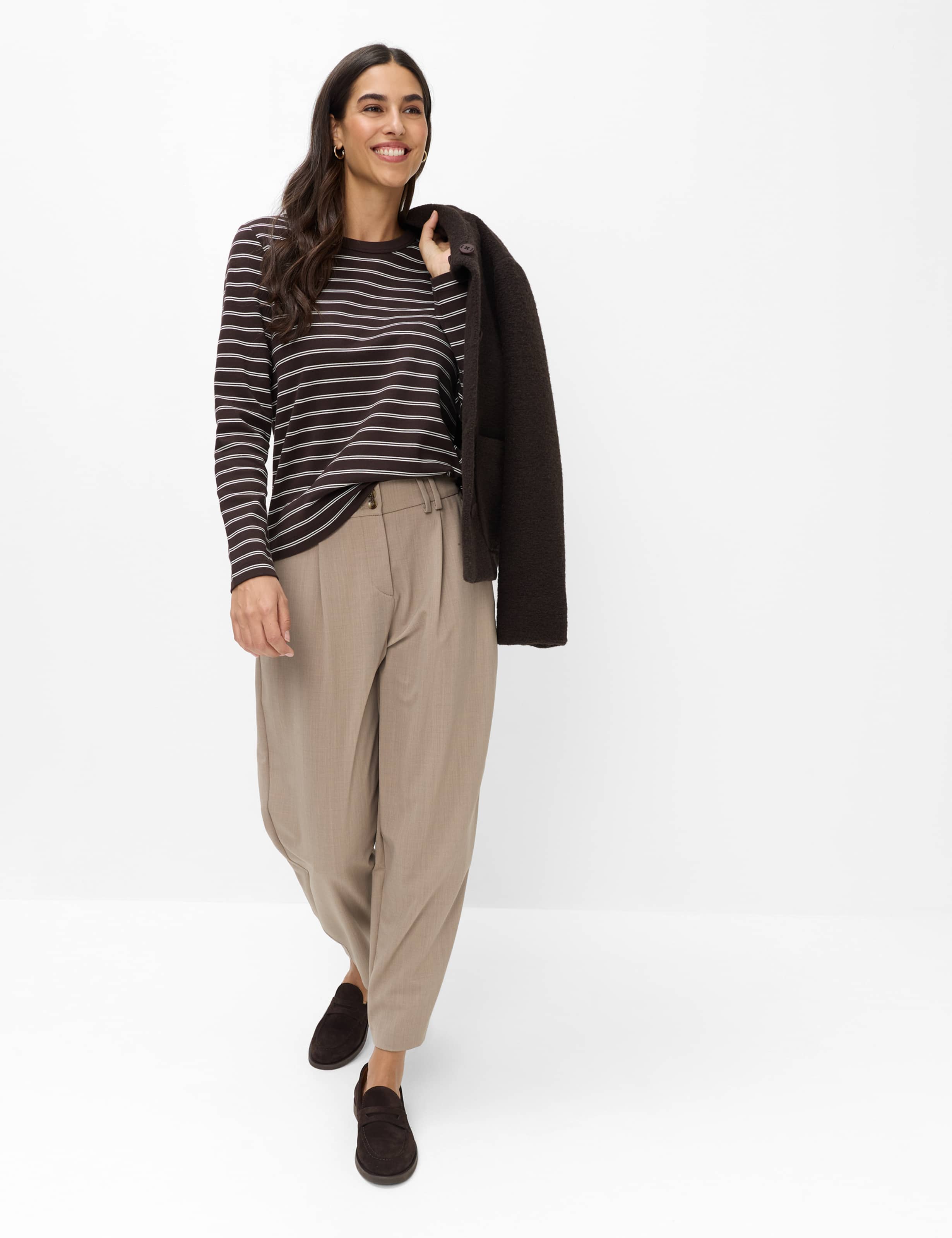 Femme Style CIRA M Marron Foncé  Tenue du mannequin