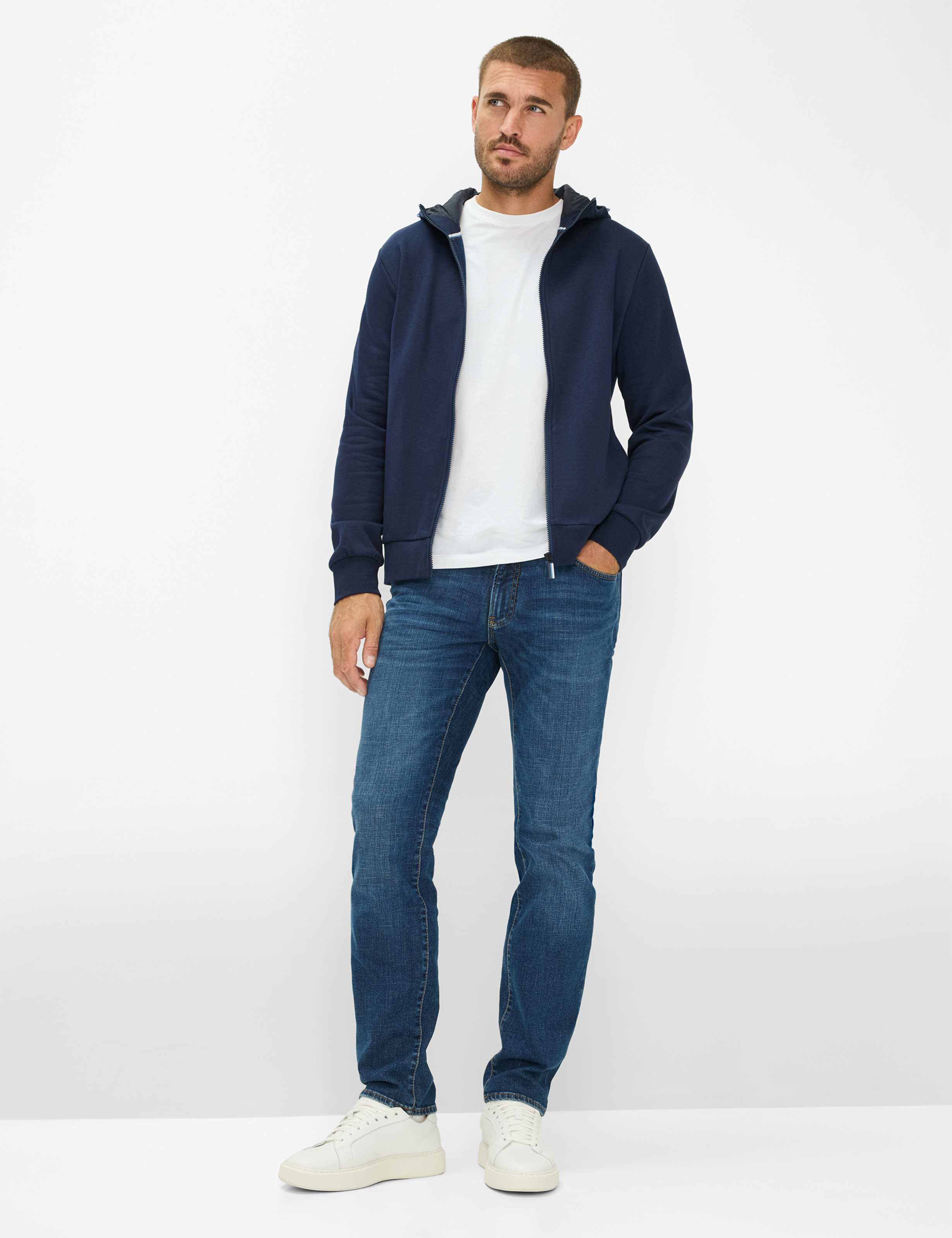 Homme Style CHUCK Denim Bleu Modern Fit Tenue du mannequin
