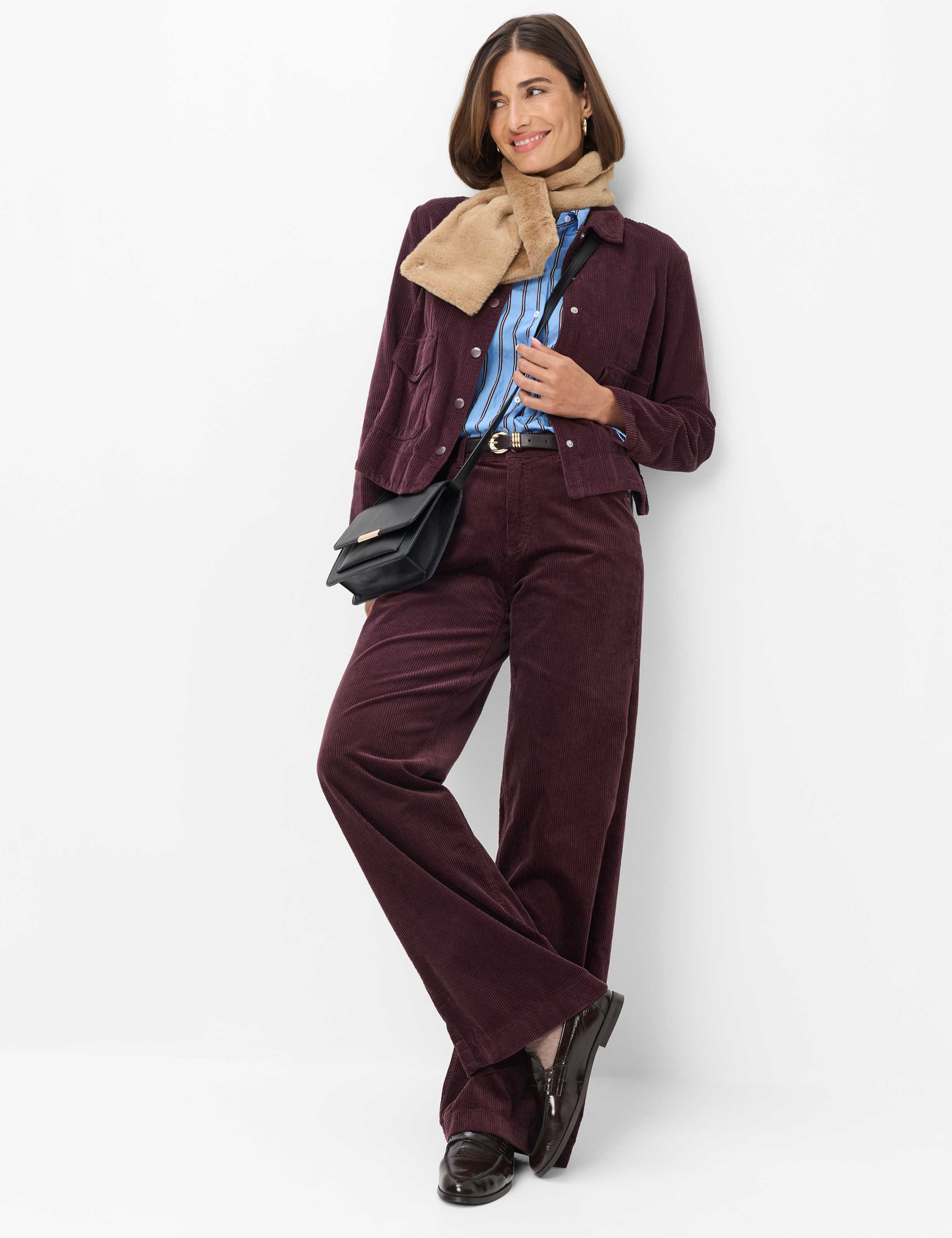 Femme Style VEGA Violette Foncé  Tenue du mannequin